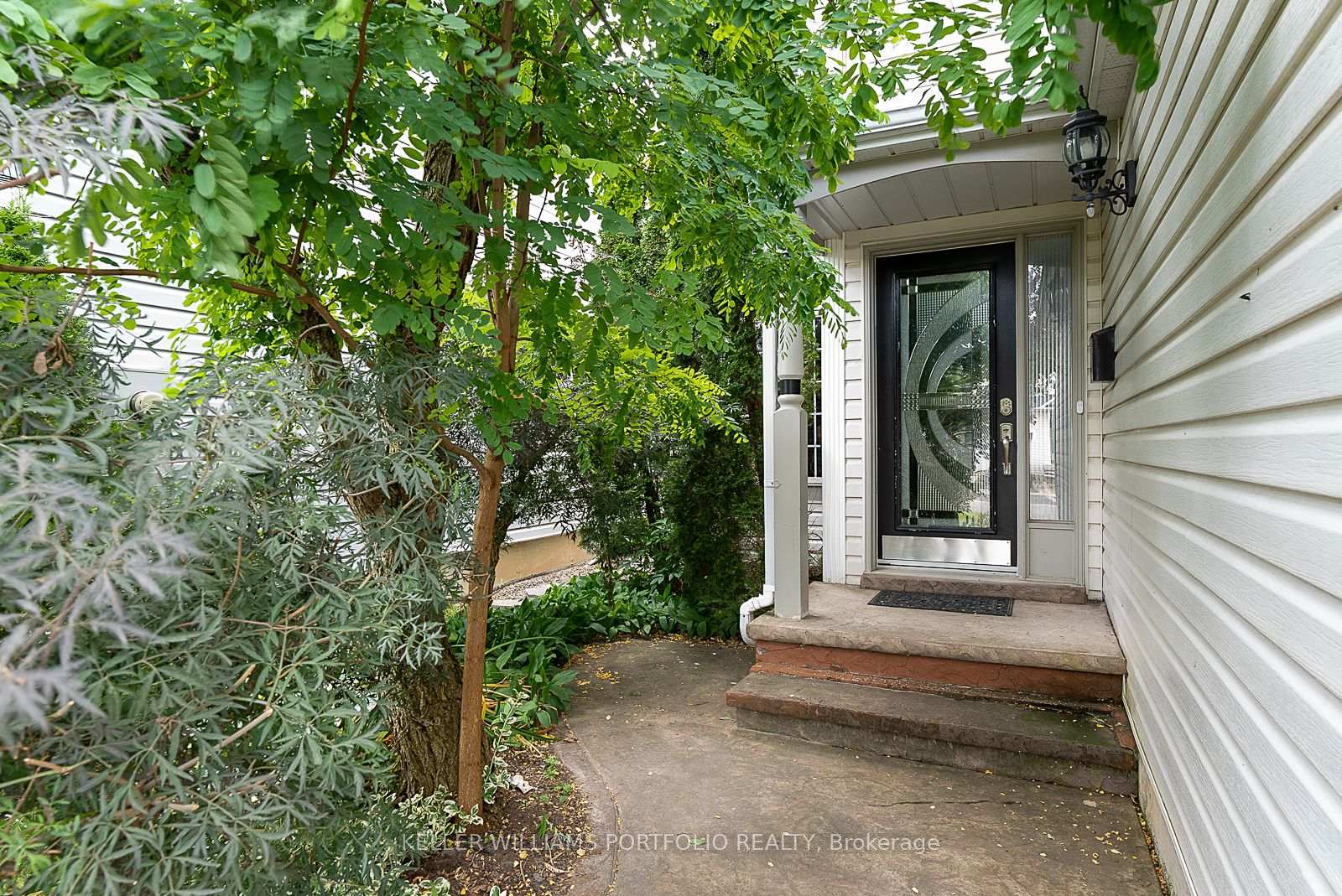Photo 3 of 1023 Roseheath Street, Oshawa, Pinecrest — HOMEH