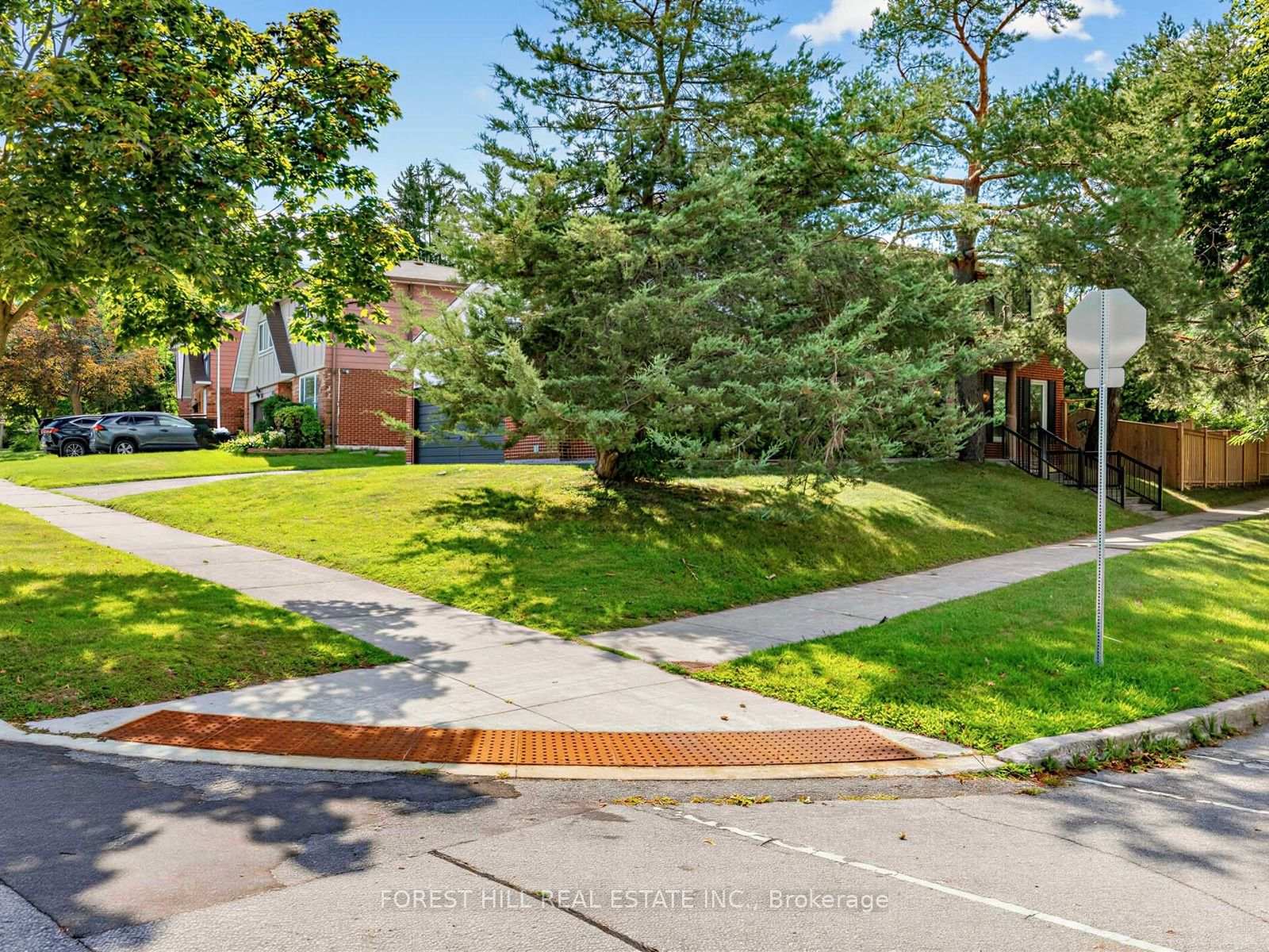 Photo 3 of 1 Ames Circle, North York, Banbury-Don Mills — HOMEH