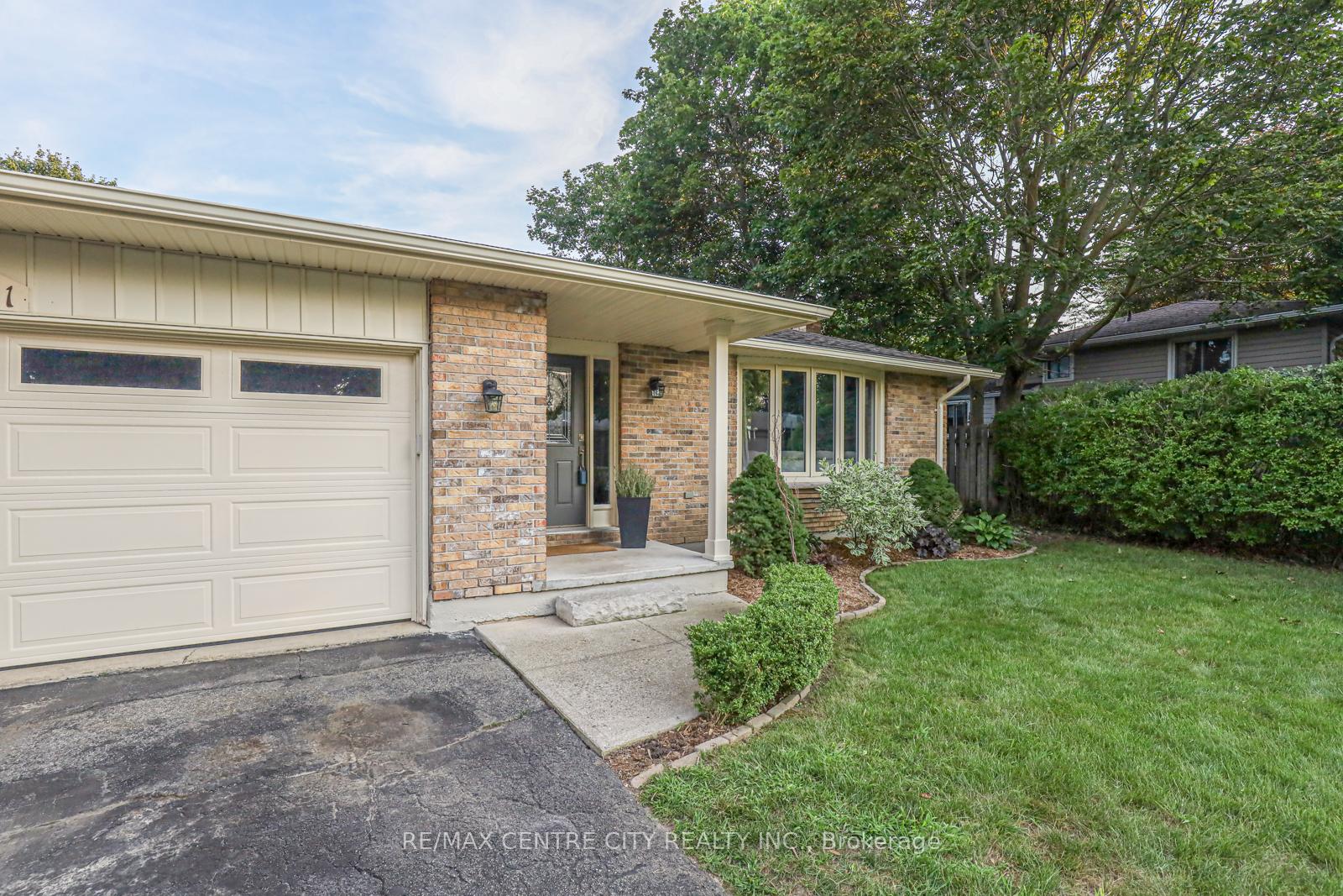 Photo 2 of 301 Blackacres Boulevard, London, North F — HOMEH