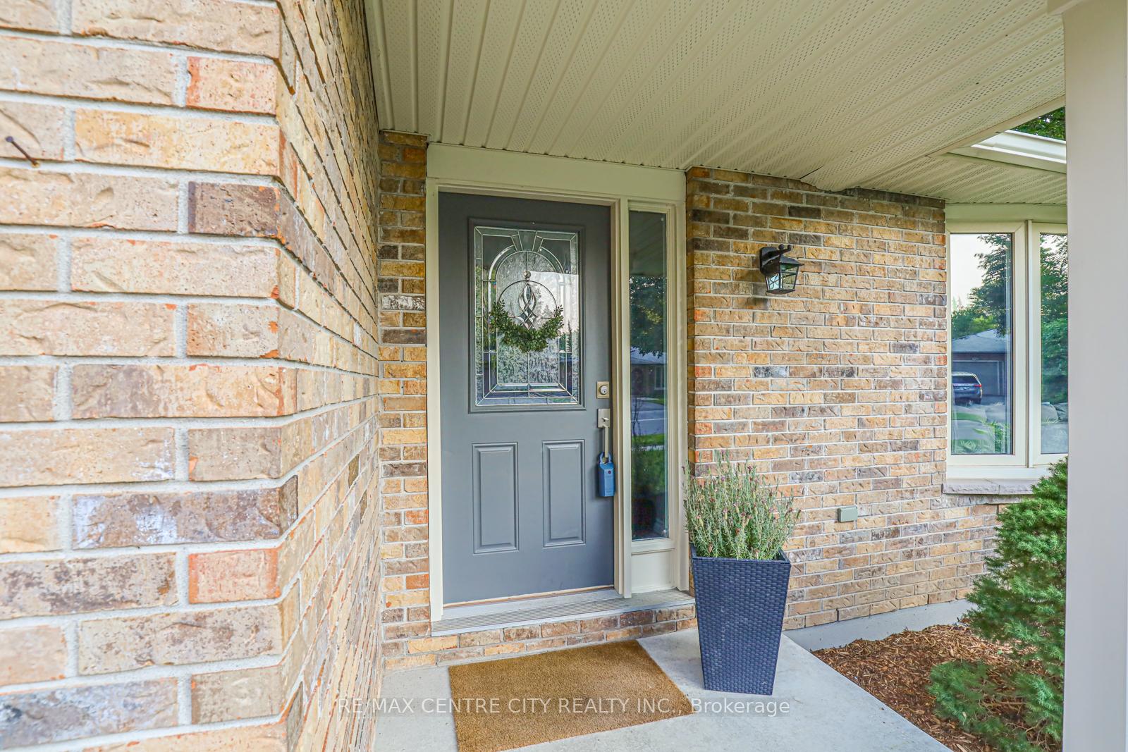 Photo 4 of 301 Blackacres Boulevard, London, North F — HOMEH