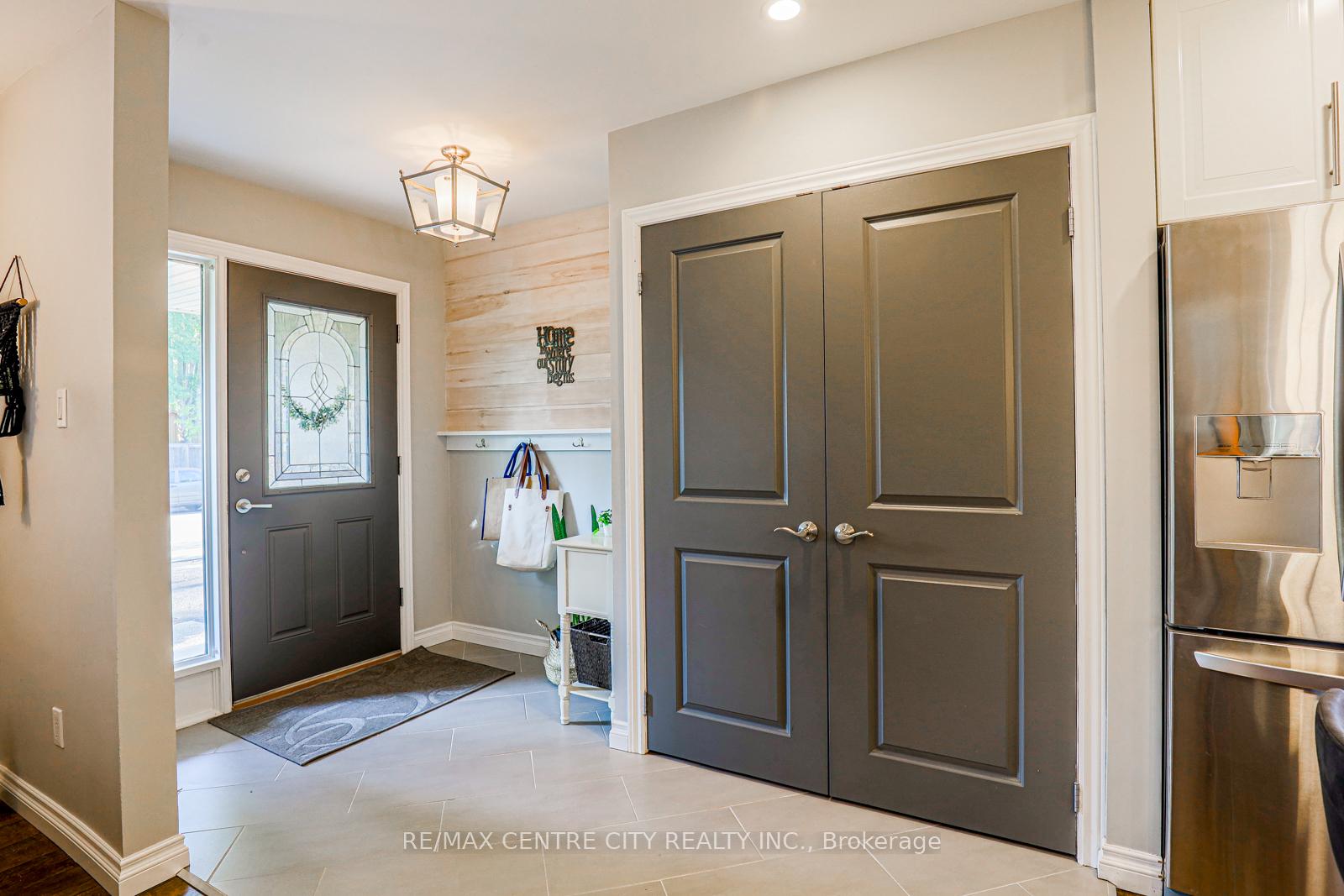 Photo 5 of 301 Blackacres Boulevard, London, North F — HOMEH