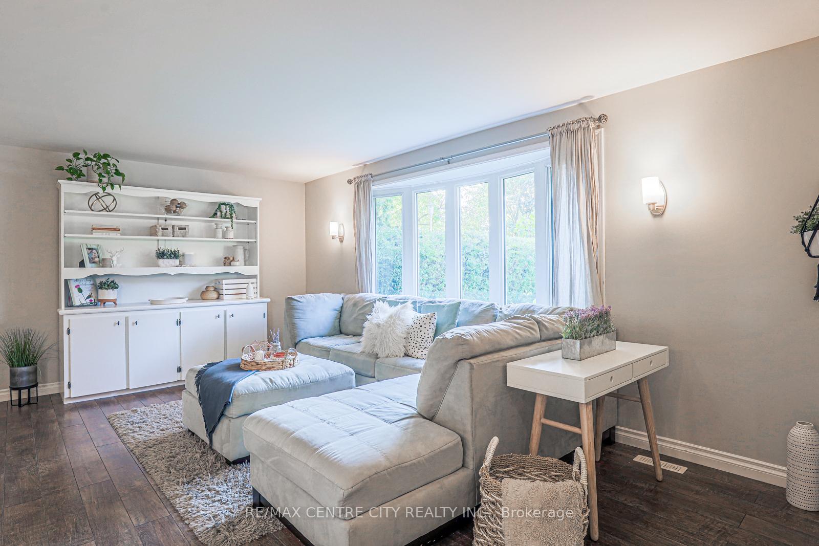 Photo 8 of 301 Blackacres Boulevard, London, North F — HOMEH