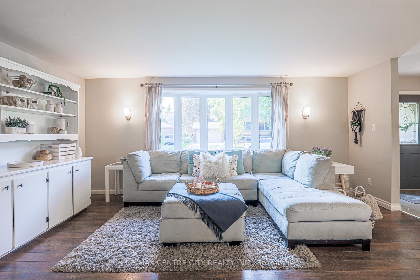 Photo 9 of 301 Blackacres Boulevard, London, North F — HOMEH