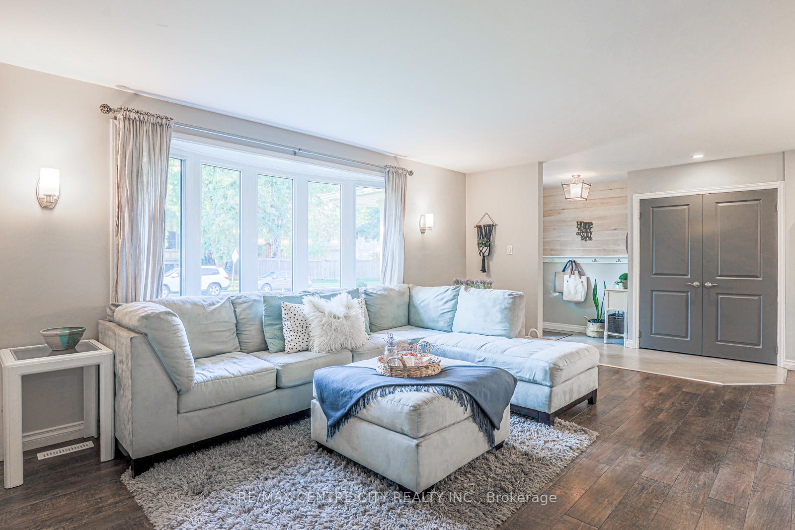 Photo 10 of 301 Blackacres Boulevard, London, North F — HOMEH