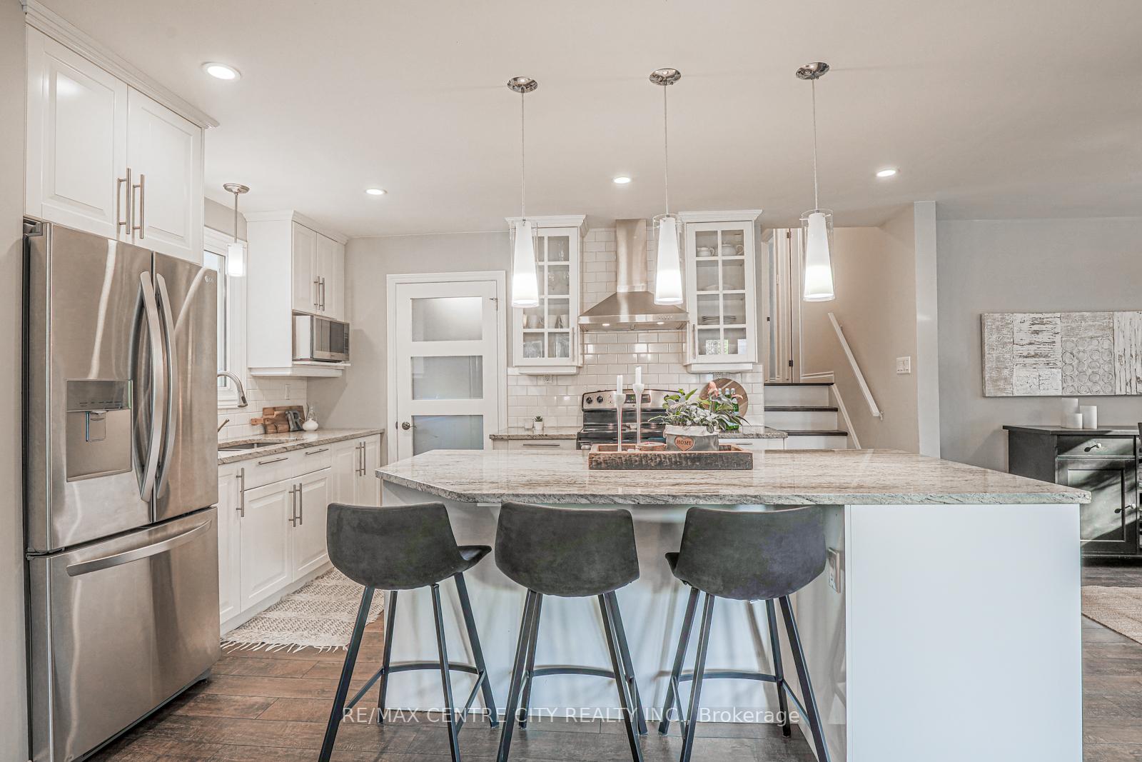 Photo 12 of 301 Blackacres Boulevard, London, North F — HOMEH