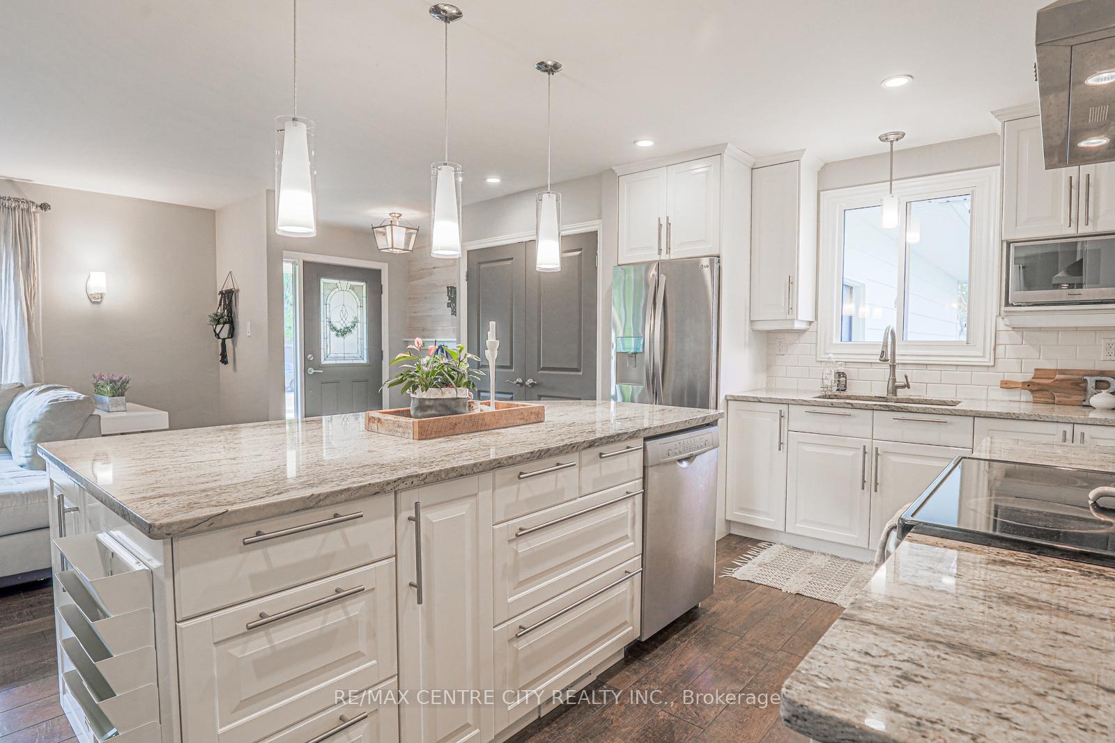 Photo 13 of 301 Blackacres Boulevard, London, North F — HOMEH