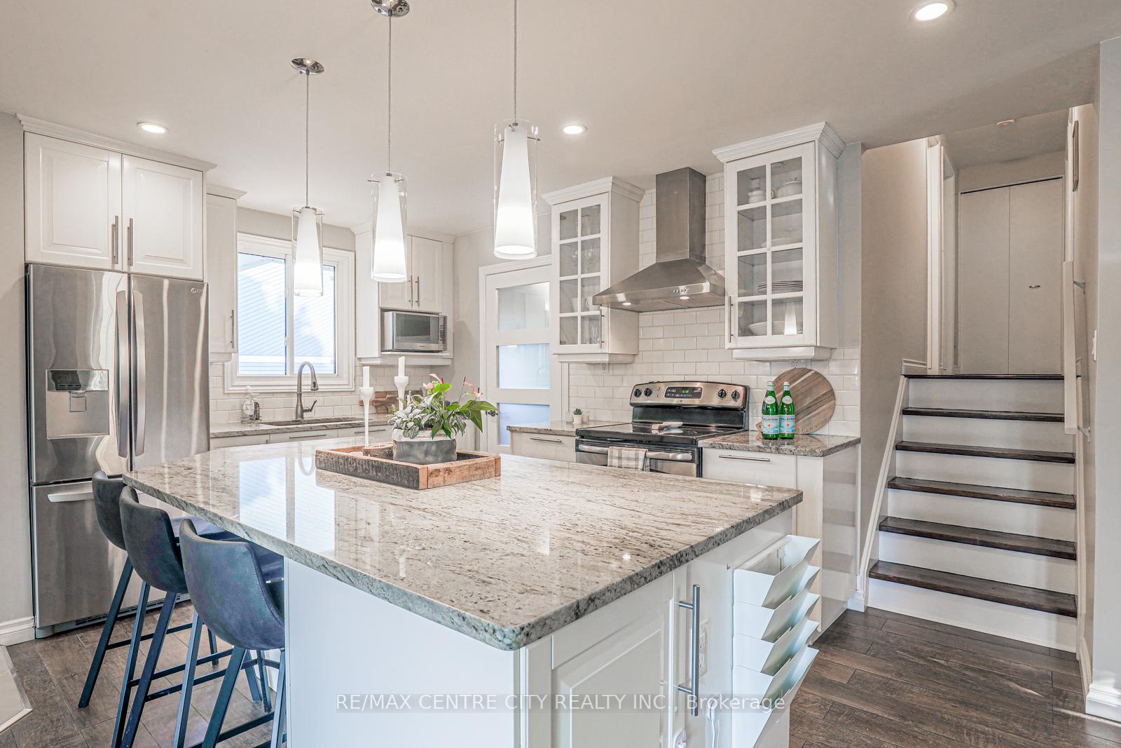 Photo 14 of 301 Blackacres Boulevard, London, North F — HOMEH