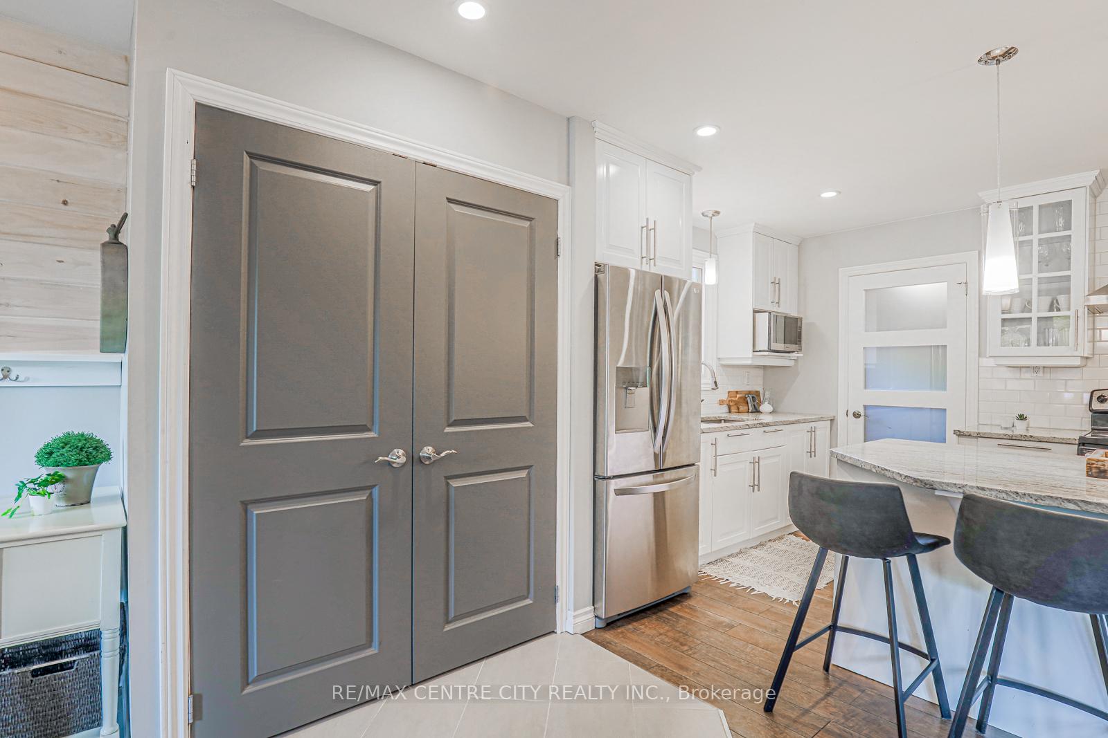 Photo 18 of 301 Blackacres Boulevard, London, North F — HOMEH