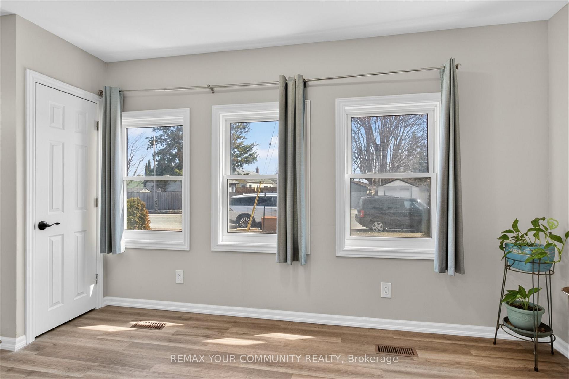Photo 4 of 426 Wolsely Street, Peterborough, Northcrest Ward 5 — HOMEH