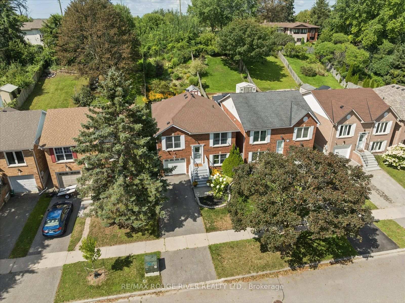 Photo 2 of 45 Mccrimmon Crescent, Clarington, Bowmanville — HOMEH