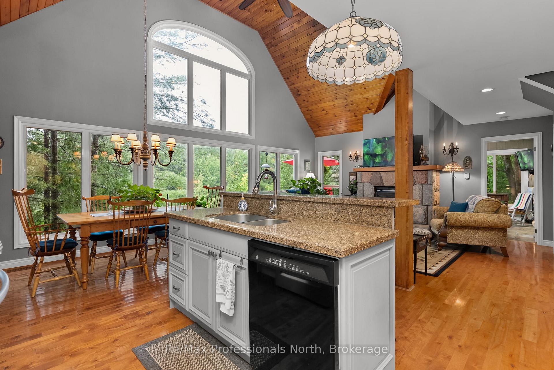 Photo 5 of 1005 Laidlaw Avenue, Gravenhurst, Morrison — HOMEH