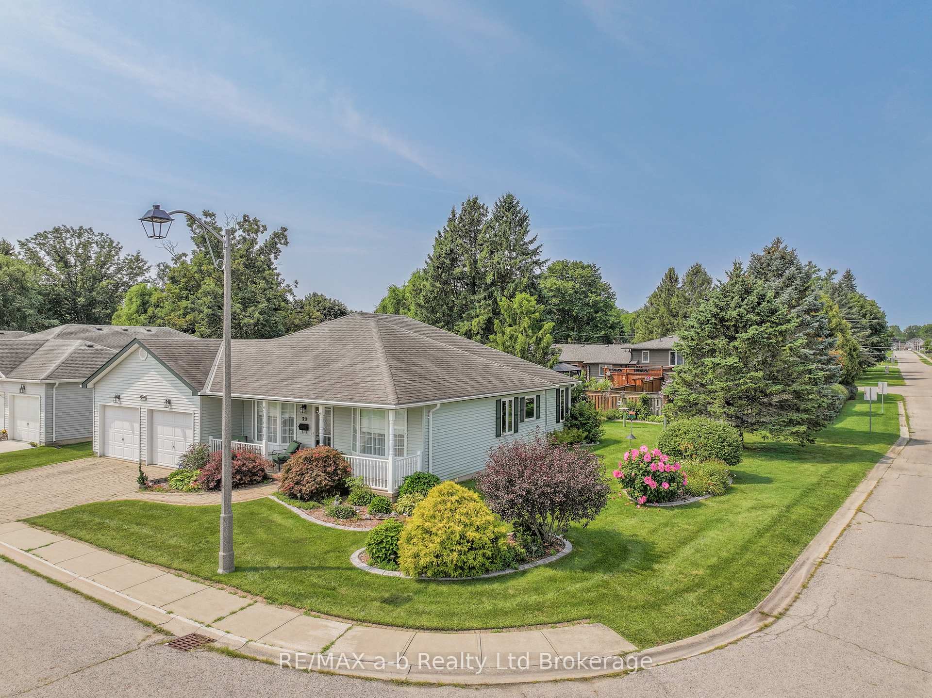 Photo 3 of 23 Armstrong Drive, Tillsonburg — HOMEH