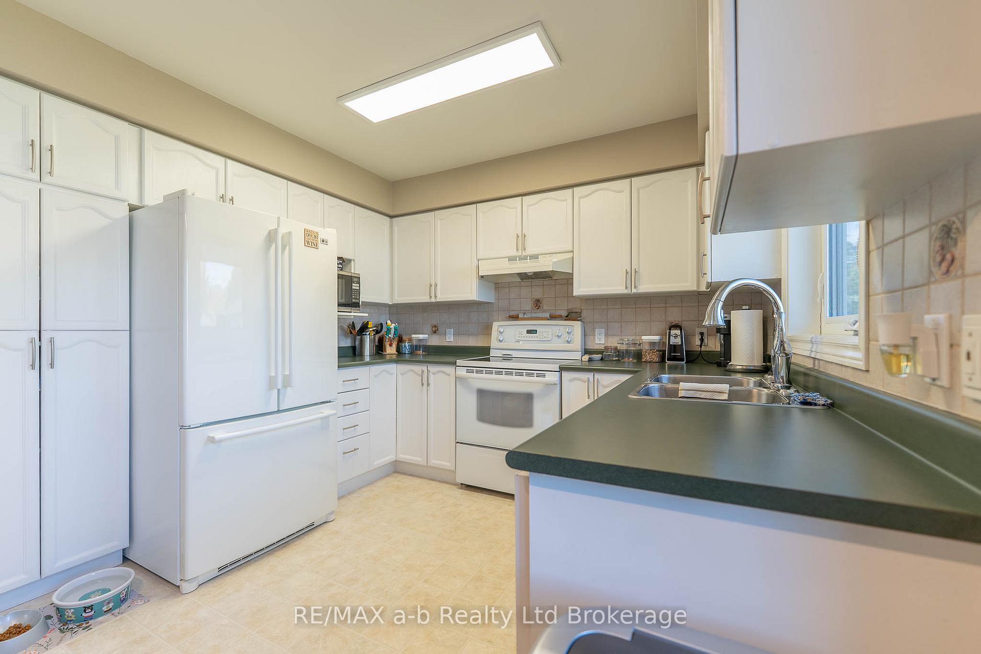 Photo 9 of 23 Armstrong Drive, Tillsonburg — HOMEH