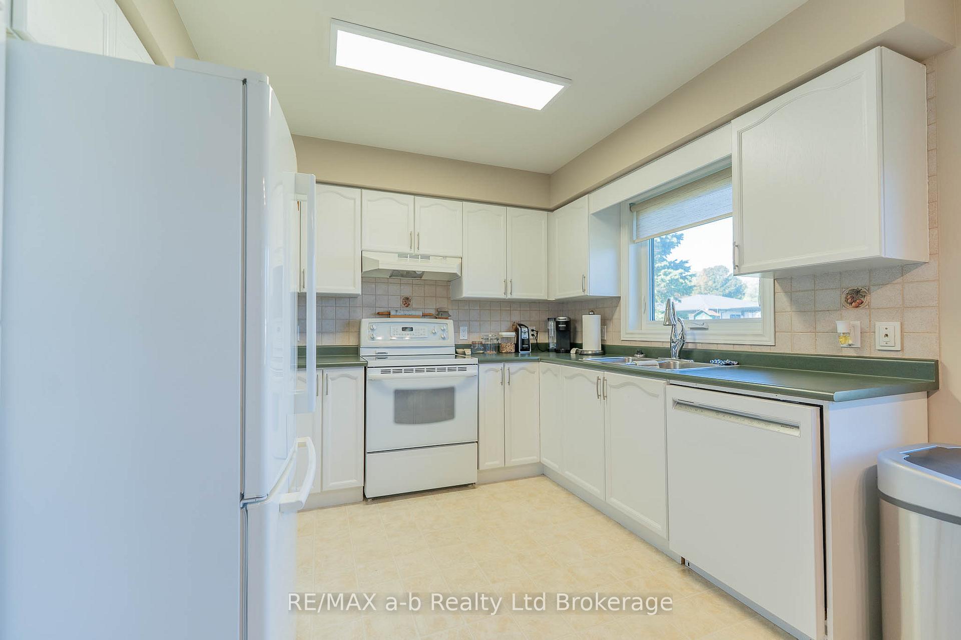 Photo 10 of 23 Armstrong Drive, Tillsonburg — HOMEH