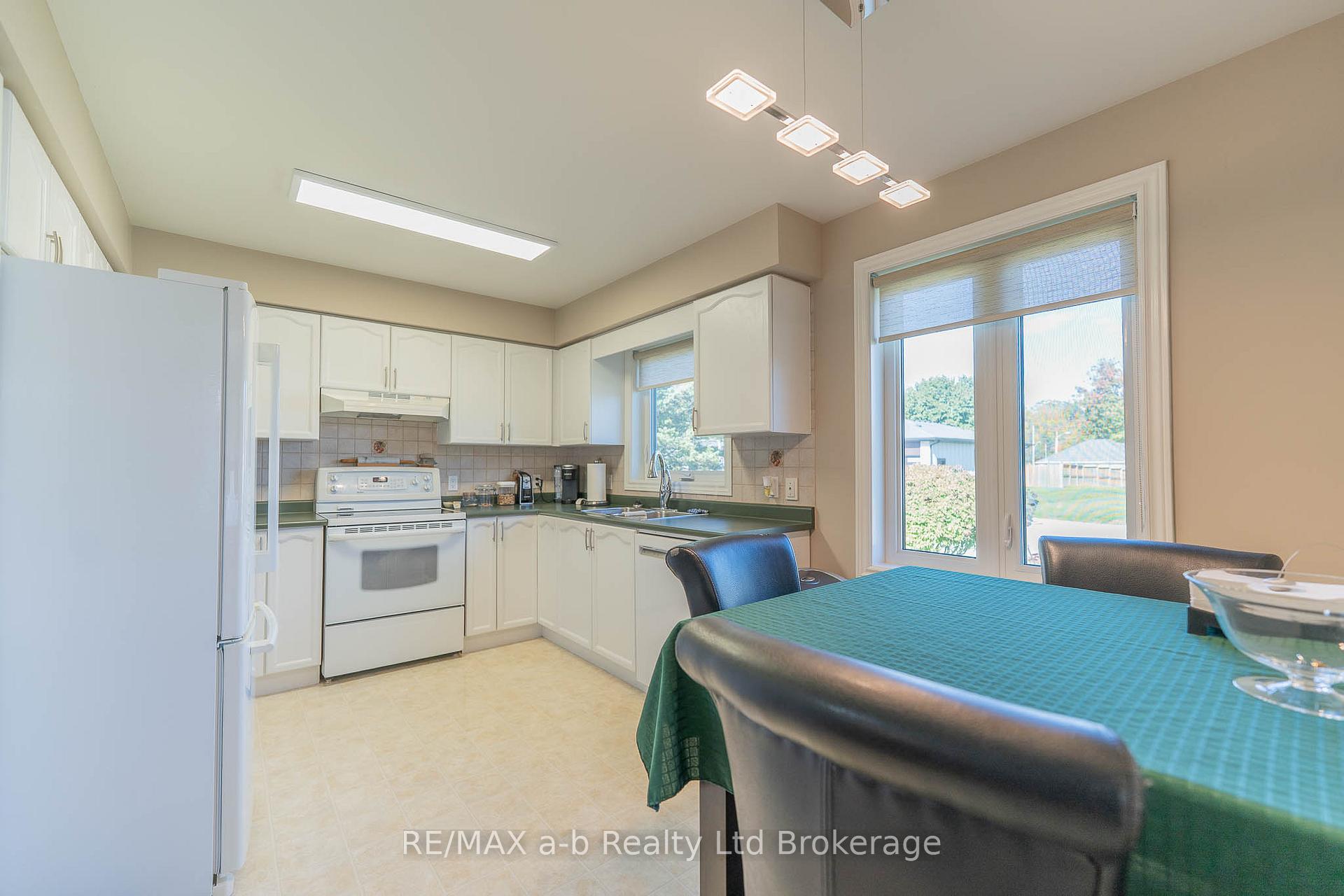 Photo 12 of 23 Armstrong Drive, Tillsonburg — HOMEH