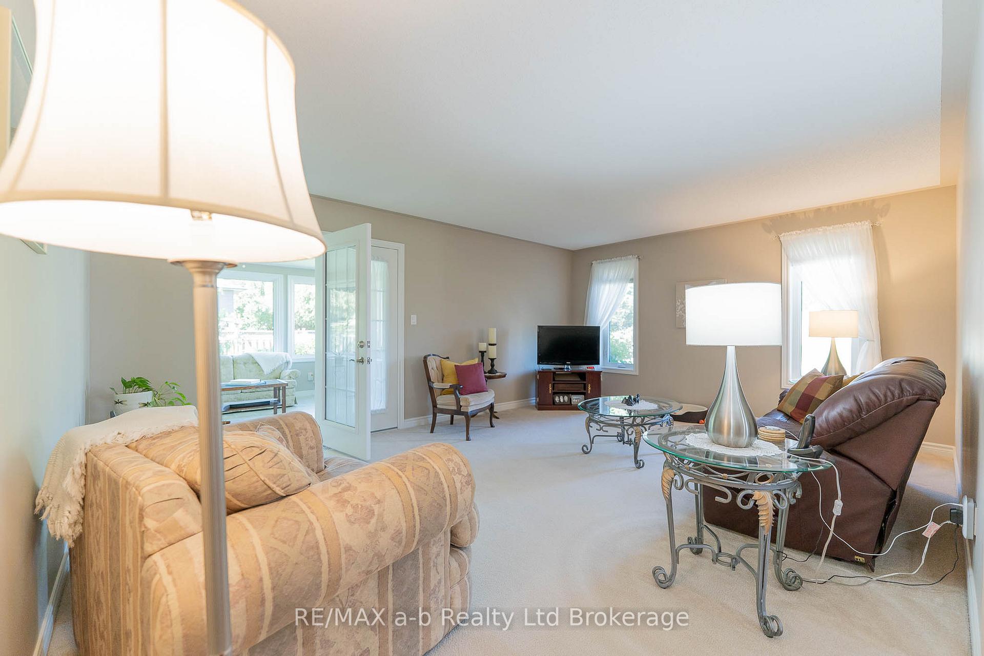 Photo 15 of 23 Armstrong Drive, Tillsonburg — HOMEH