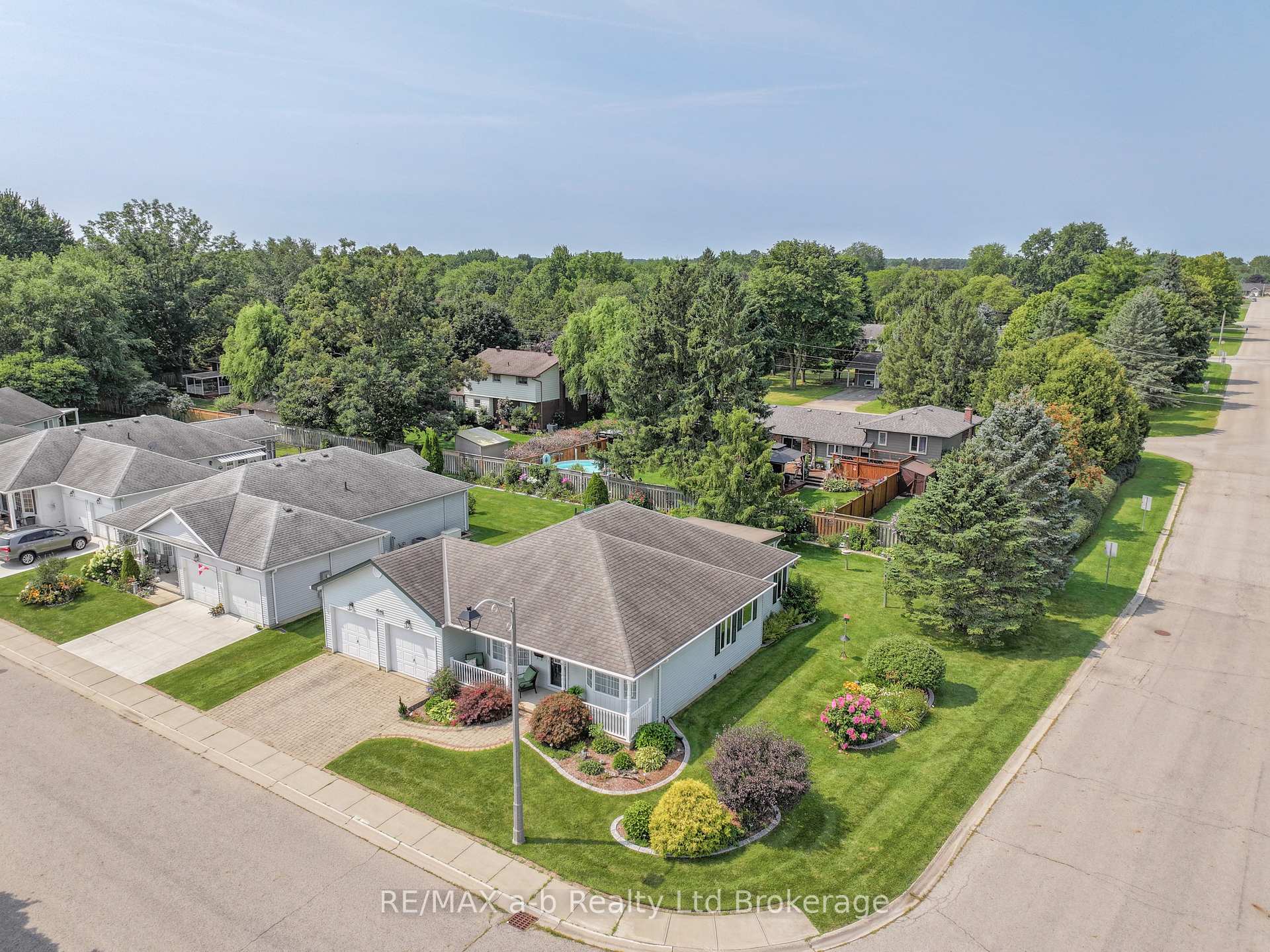 Photo 42 of 23 Armstrong Drive, Tillsonburg — HOMEH