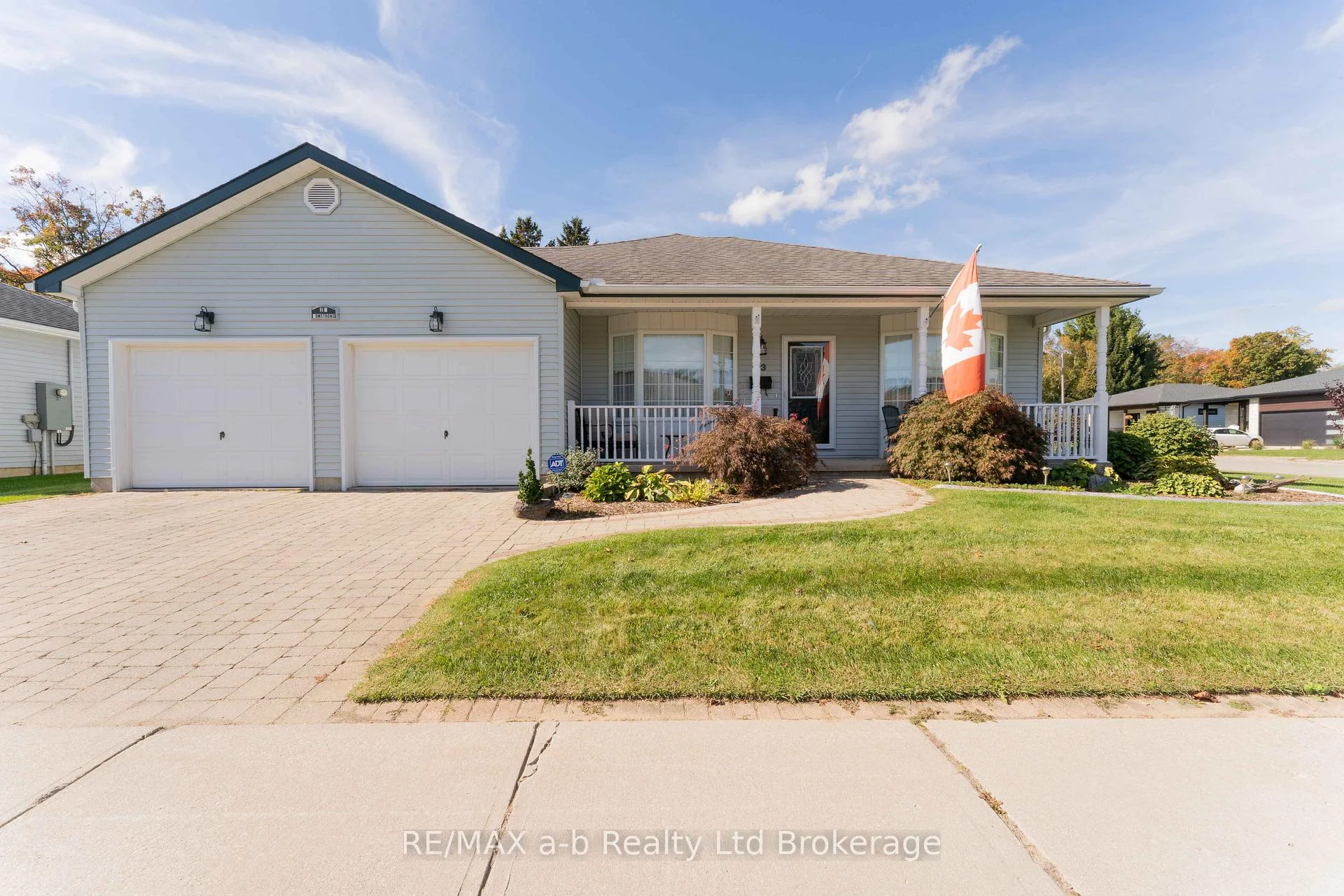 Photo 2 of 23 Armstrong Drive, Tillsonburg — HOMEH