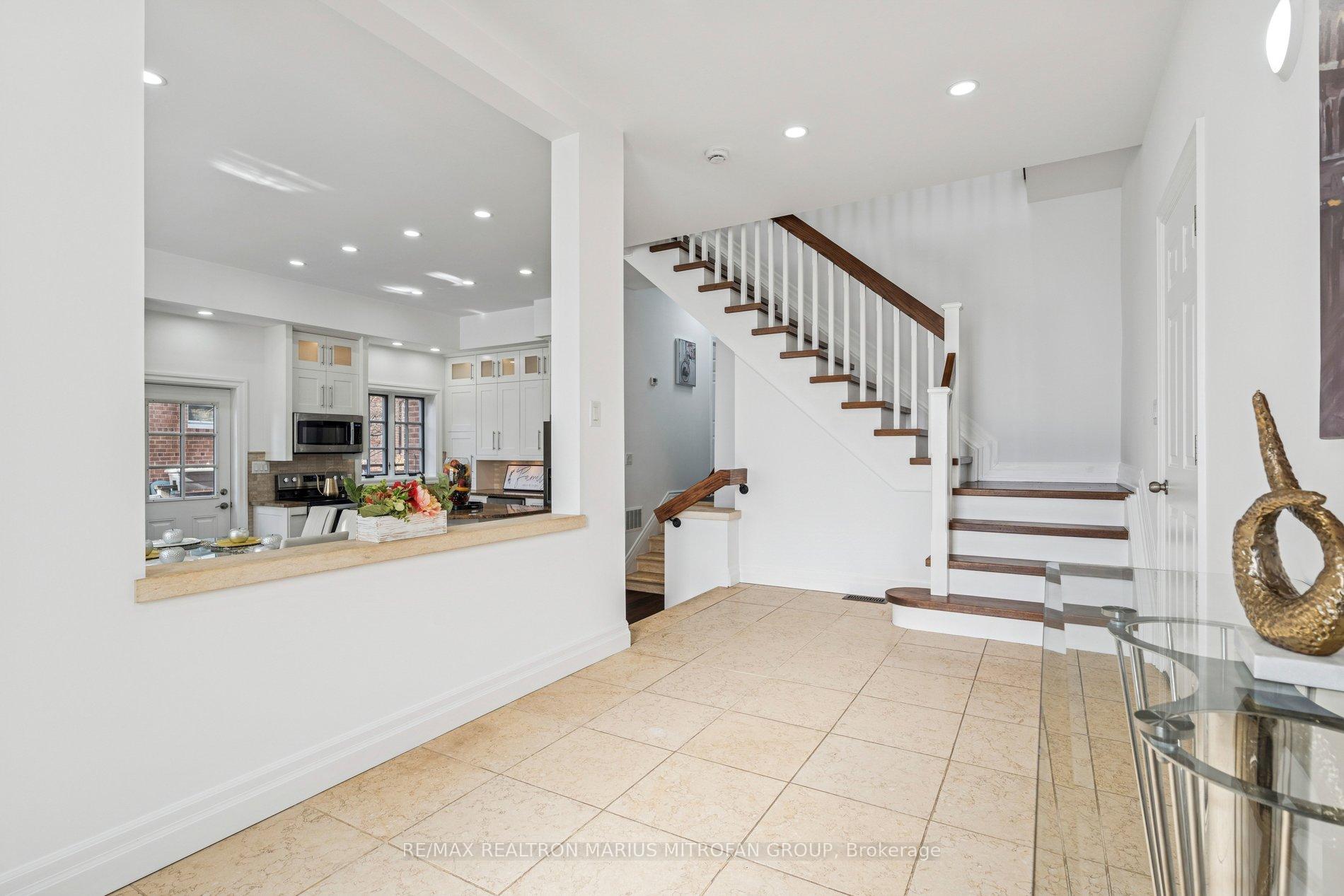 Photo 3 of 7 Rollins Place, Etobicoke, Islington-City Centre West — HOMEH