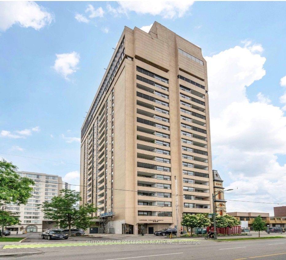 Front of Unit 2201, 389 Dundas Street