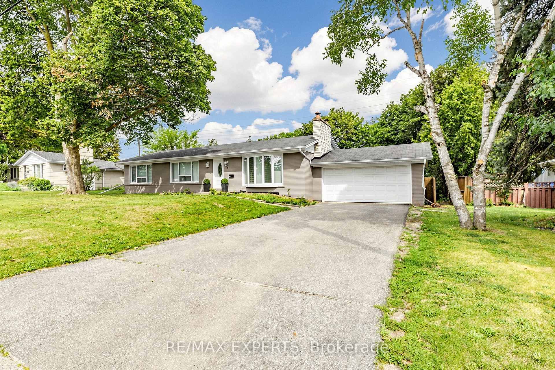 Photo 2 of 8 Longbridge Road, Vaughan, Uplands — HOMEH