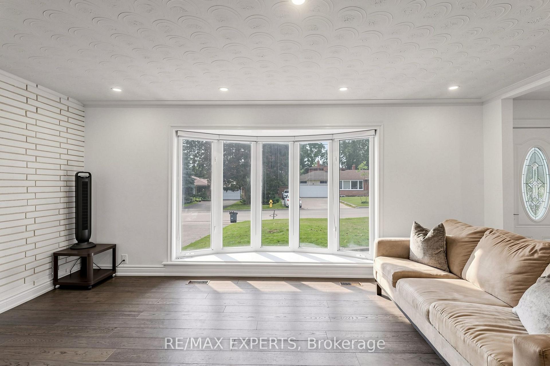Photo 7 of 8 Longbridge Road, Vaughan, Uplands — HOMEH