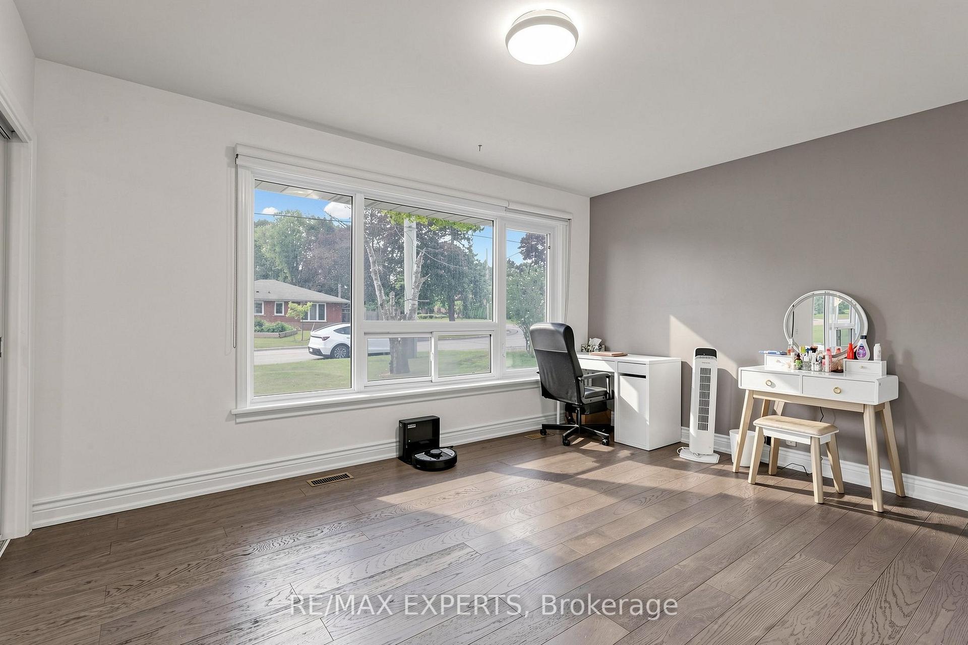 Photo 14 of 8 Longbridge Road, Vaughan, Uplands — HOMEH
