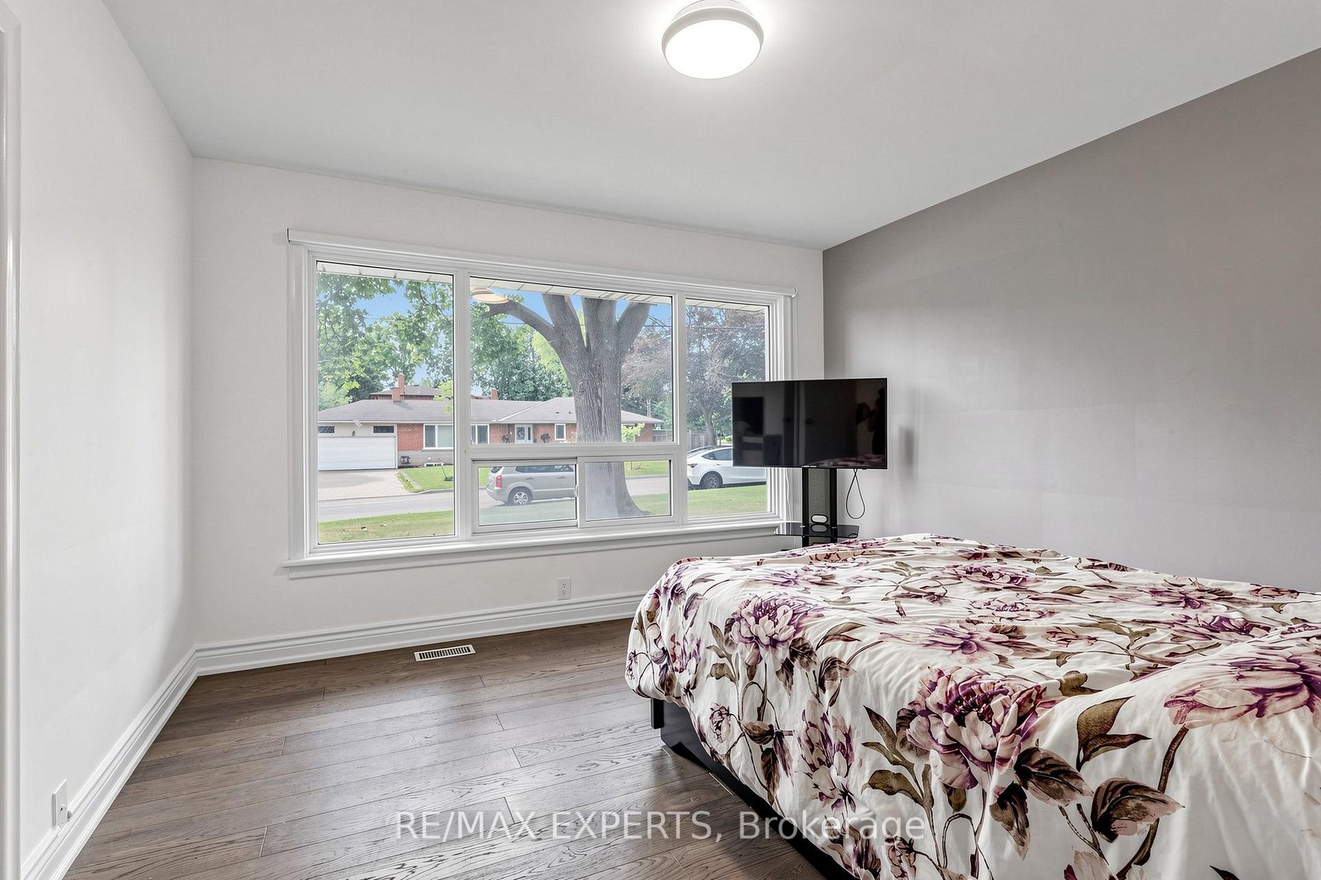 Photo 21 of 8 Longbridge Road, Vaughan, Uplands — HOMEH