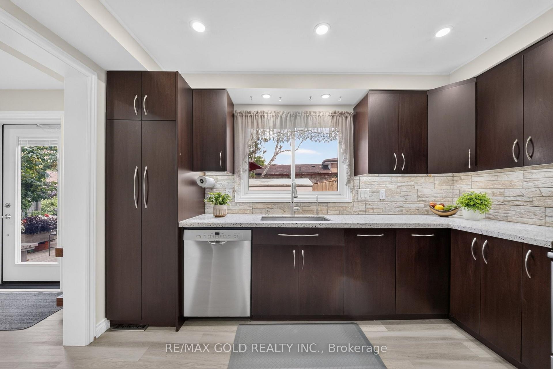 Photo 10 of 92 Cathcart Crescent, Brampton, Avondale — HOMEH