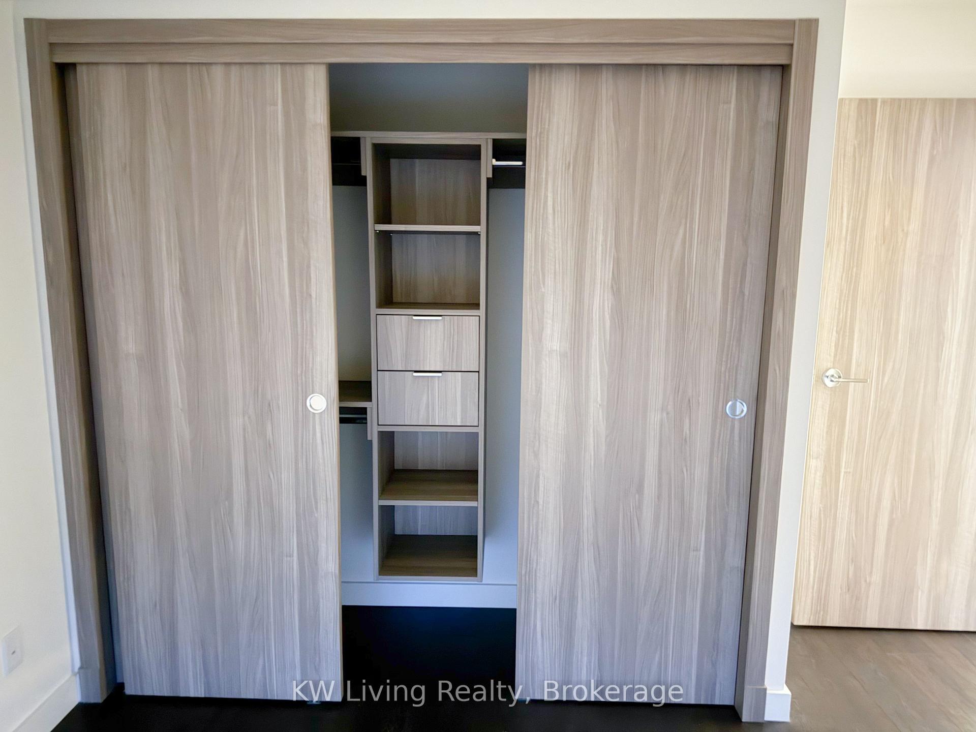 Photo 5 of Unit 805, 25 McMahon Drive, North York, Bayview Village — HOMEH