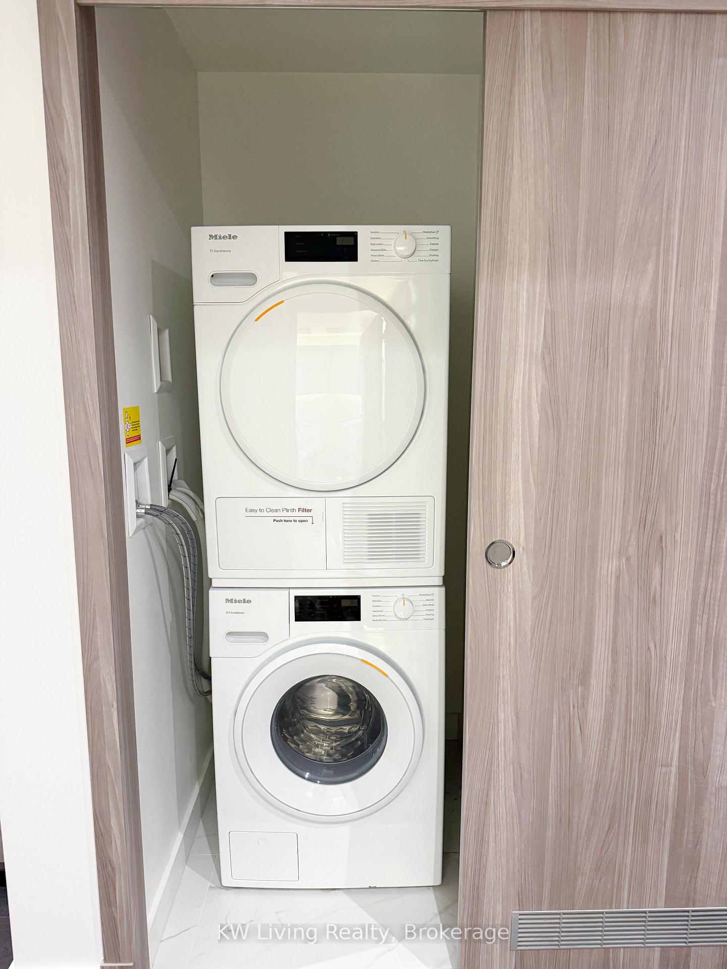 Photo 7 of Unit 805, 25 McMahon Drive, North York, Bayview Village — HOMEH