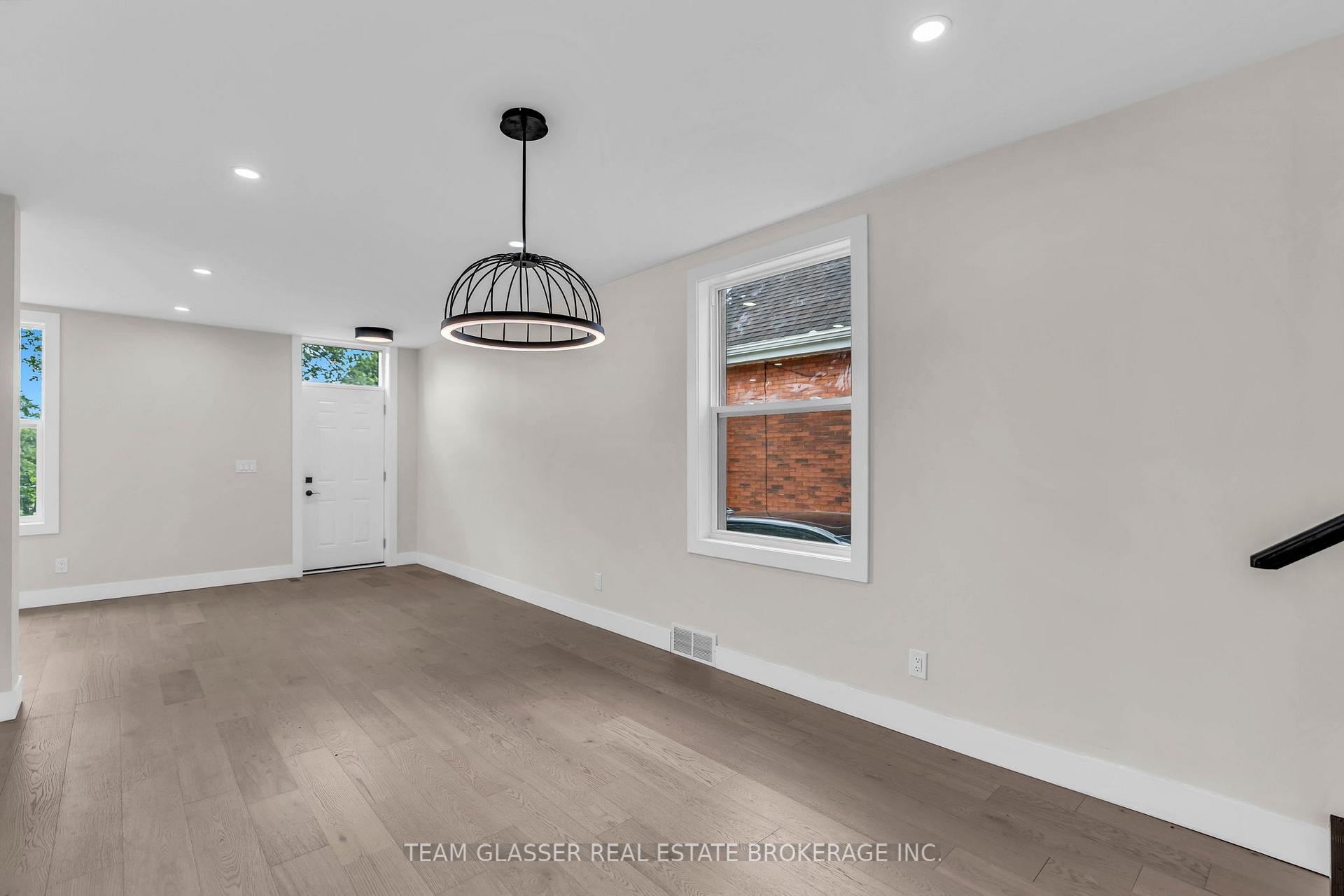 Photo 7 of 89 Elm Street, London, East M — HOMEH