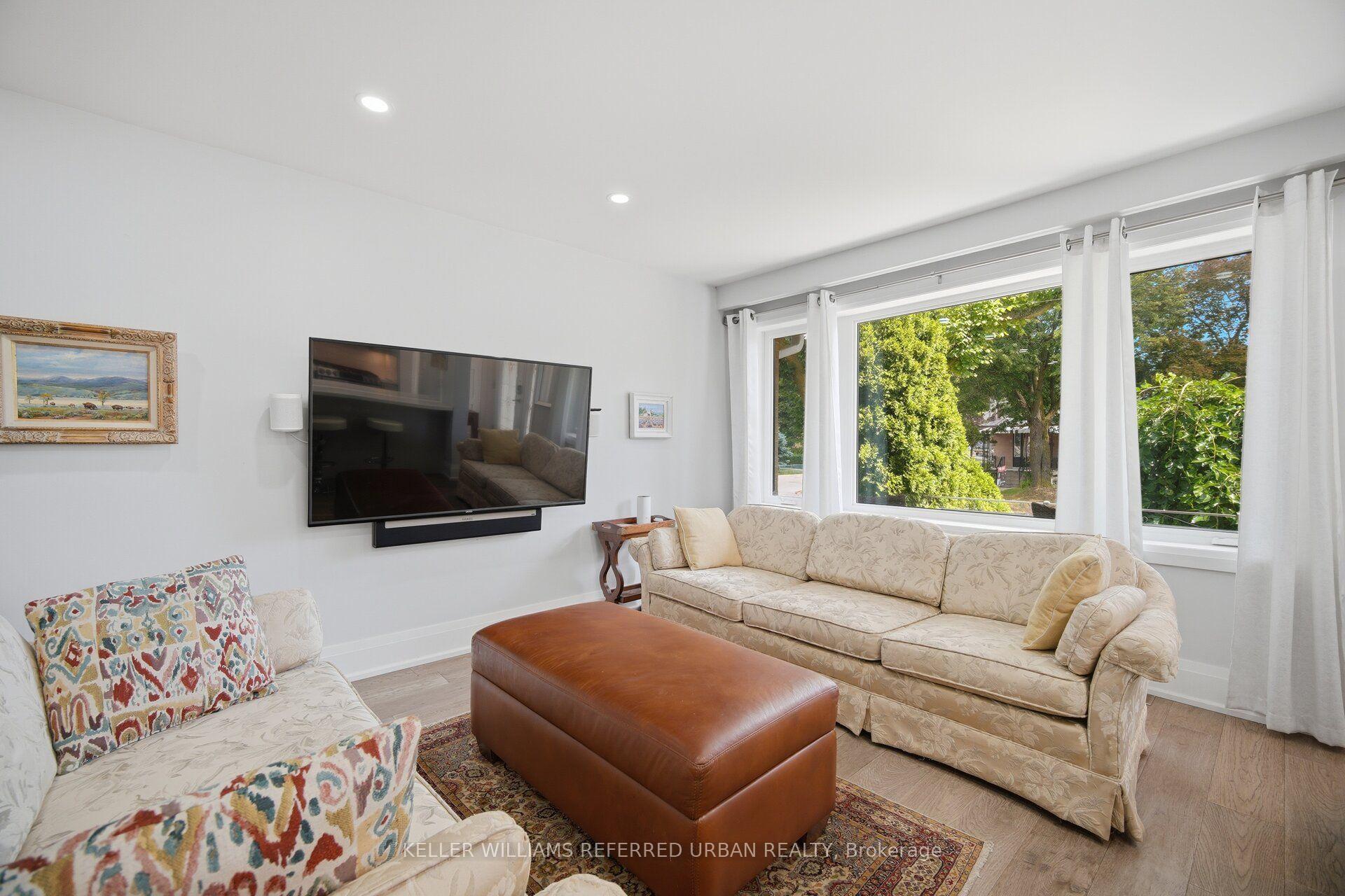 Photo 3 of 4 Cameo Crescent, Toronto, Rockcliffe-Smythe — HOMEH