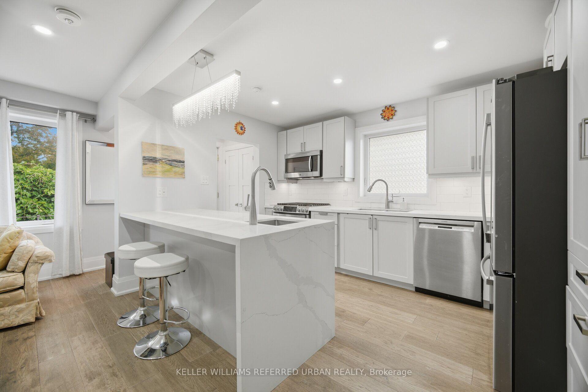 Photo 10 of 4 Cameo Crescent, Toronto, Rockcliffe-Smythe — HOMEH