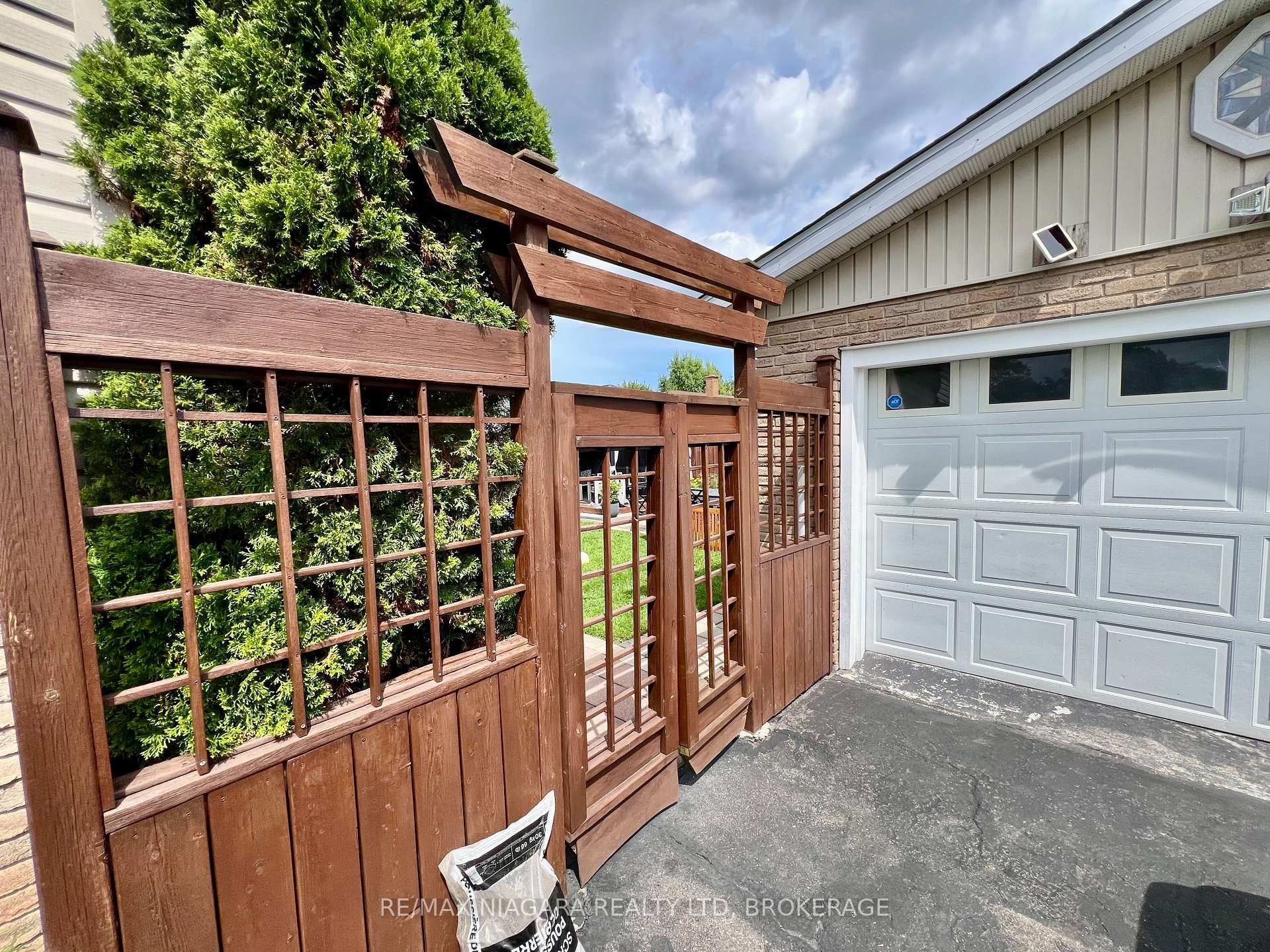 Photo 10 of 6196 Kirkland Drive, Niagara Falls, West Wood — HOMEH