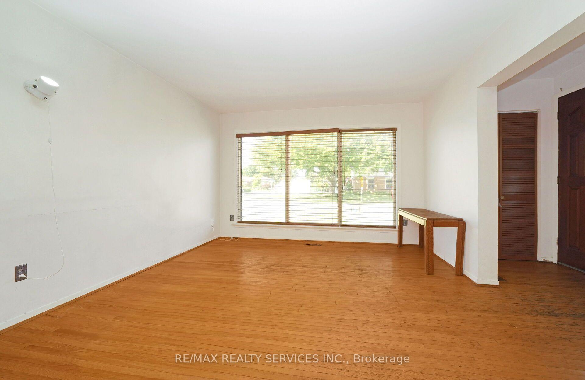 Photo 9 of 79 Cloverdale Drive, Brampton, Avondale — HOMEH