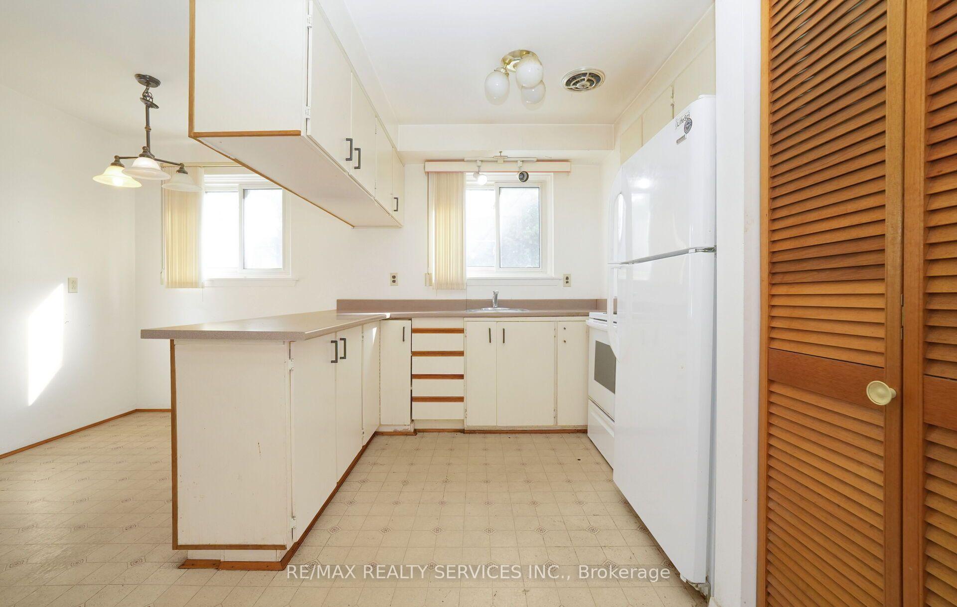 Photo 13 of 79 Cloverdale Drive, Brampton, Avondale — HOMEH