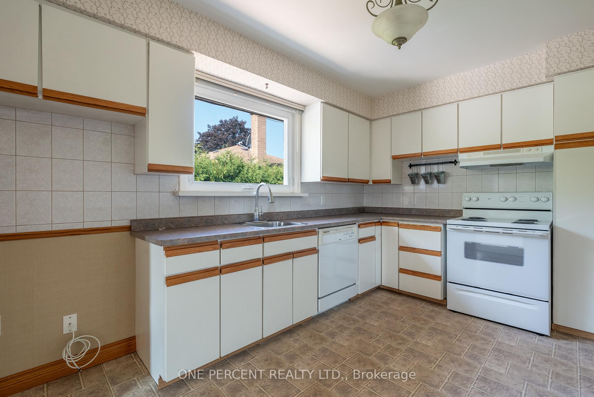 Photo 24 of 696 Peele Boulevard, Burlington, Brant — HOMEH