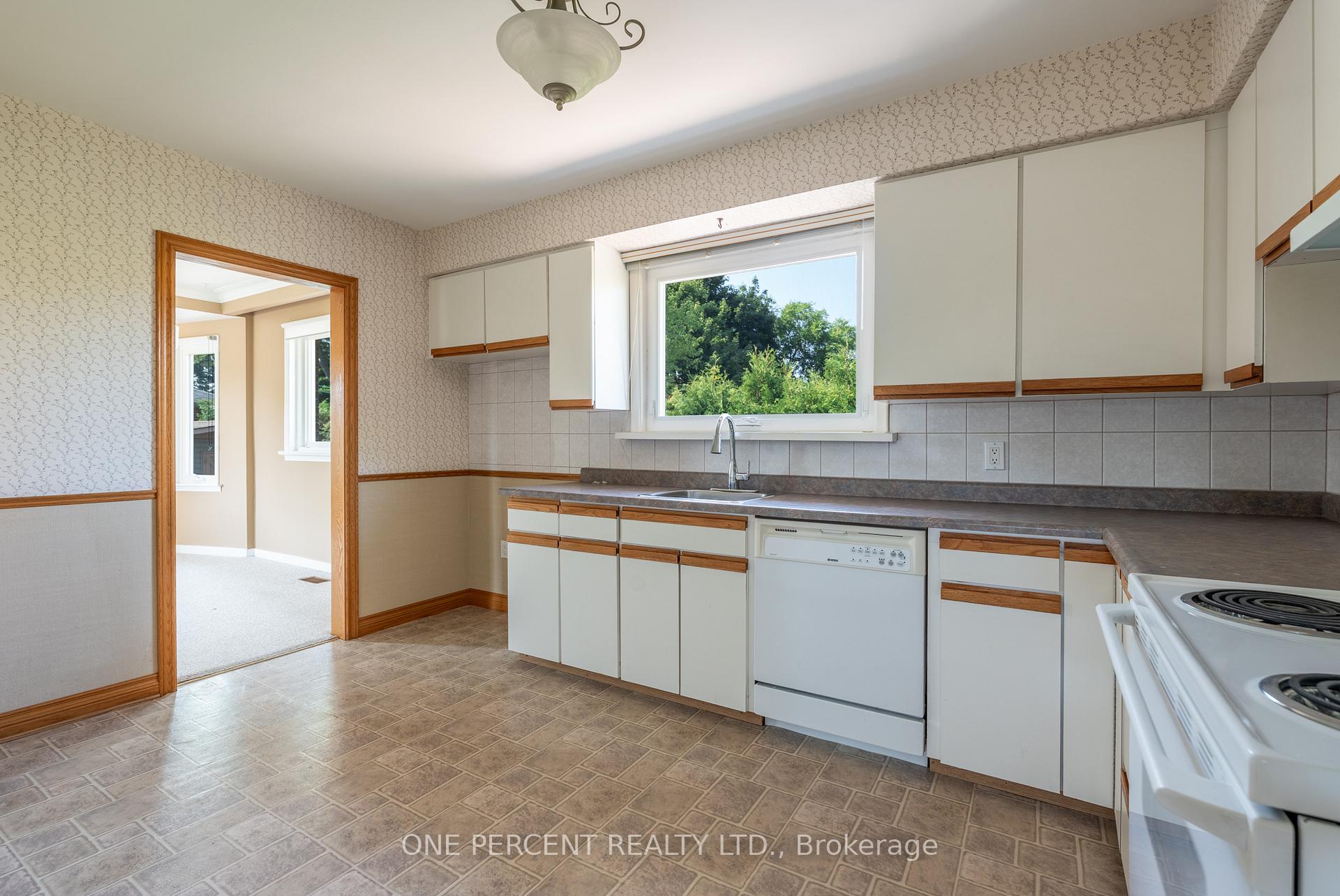 Photo 3 of 696 Peele Boulevard, Burlington, Brant — HOMEH