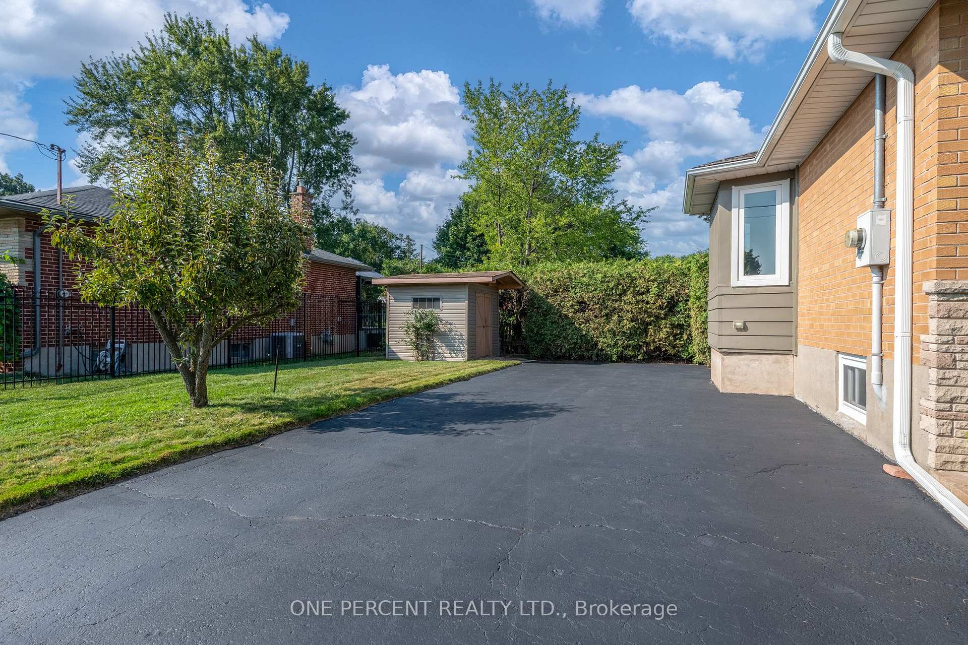 Photo 22 of 696 Peele Boulevard, Burlington, Brant — HOMEH