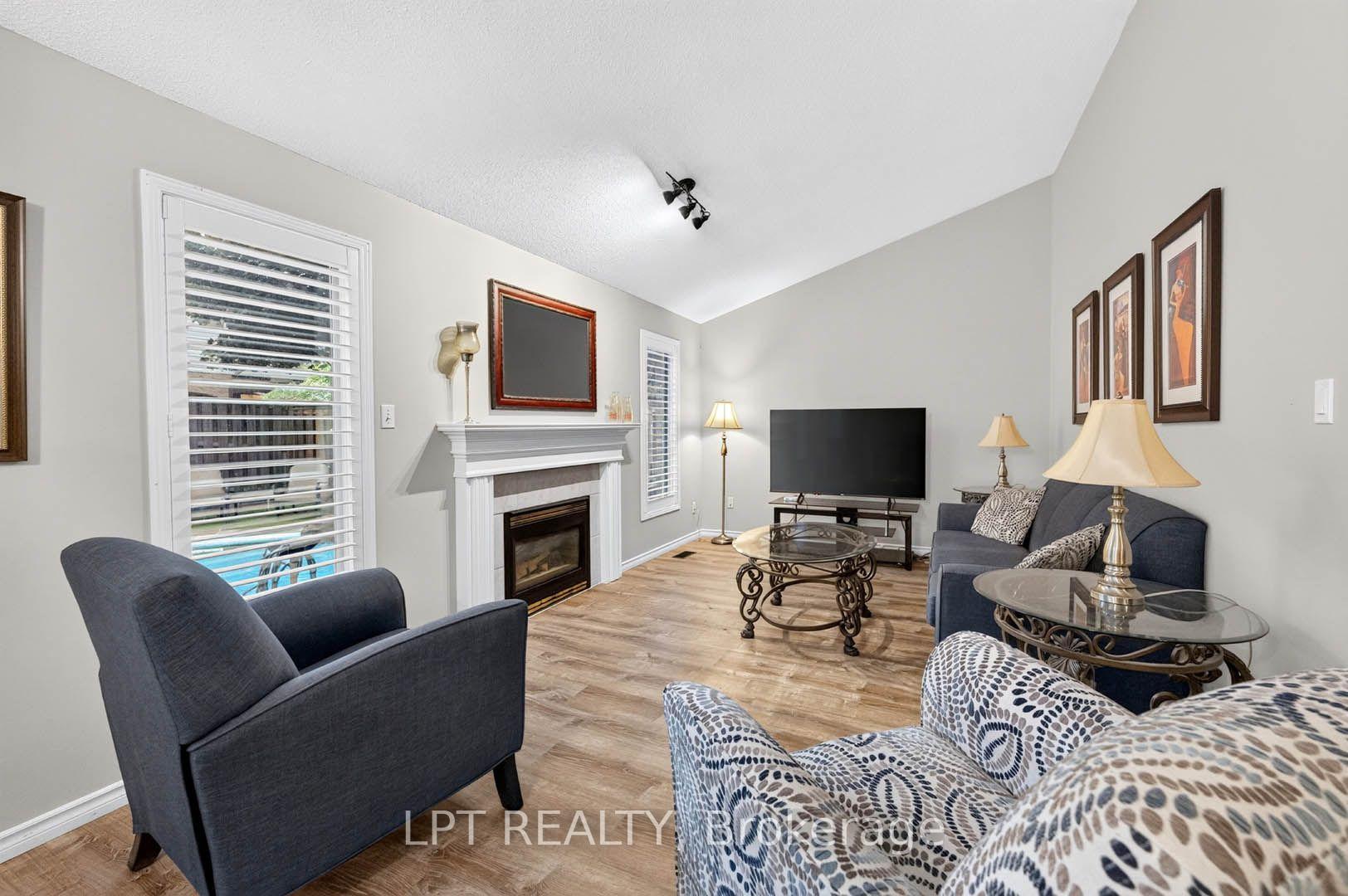 Photo 16 of 43 Liam Drive, Hamilton, Ancaster — HOMEH