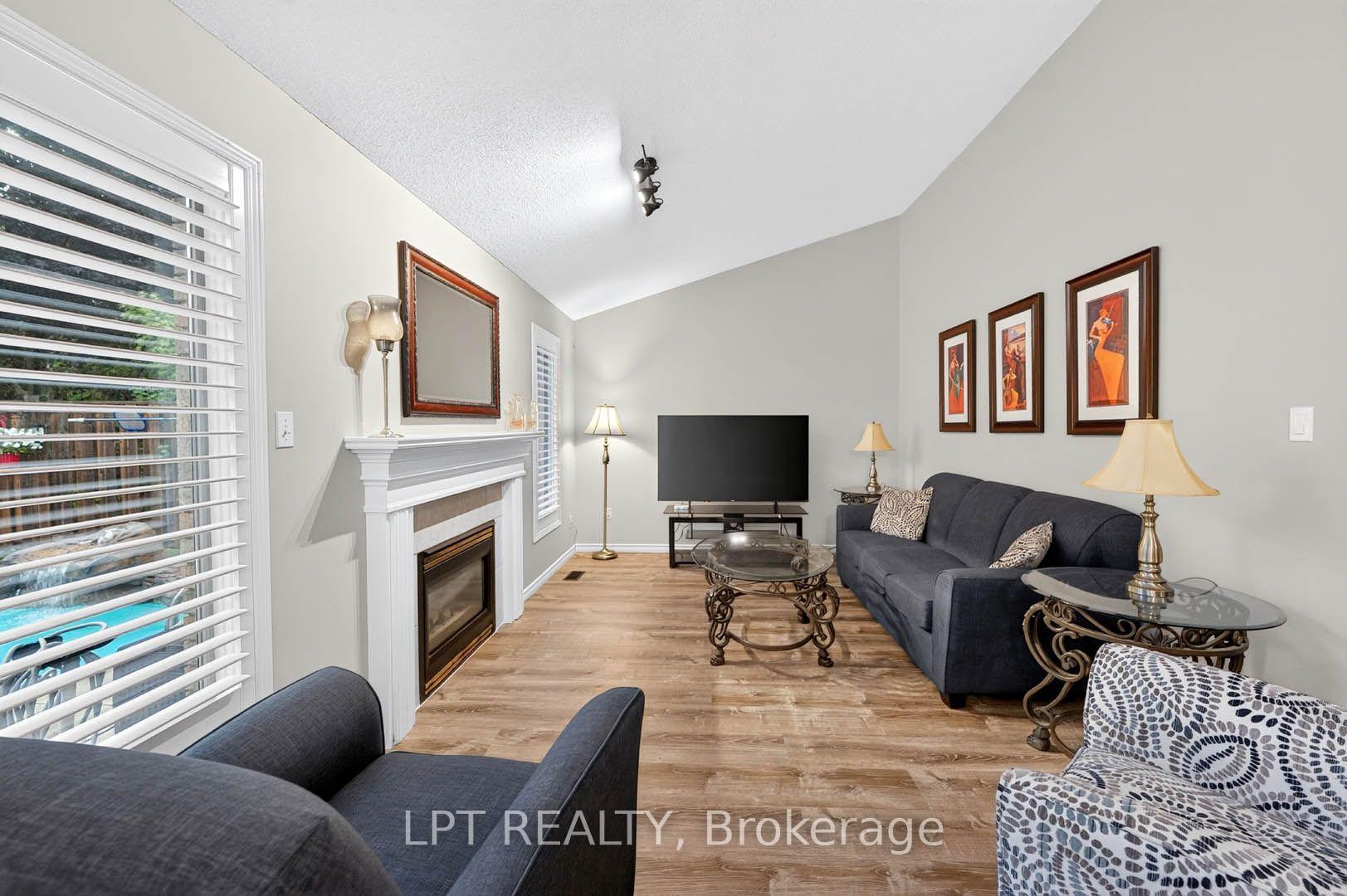 Photo 17 of 43 Liam Drive, Hamilton, Ancaster — HOMEH