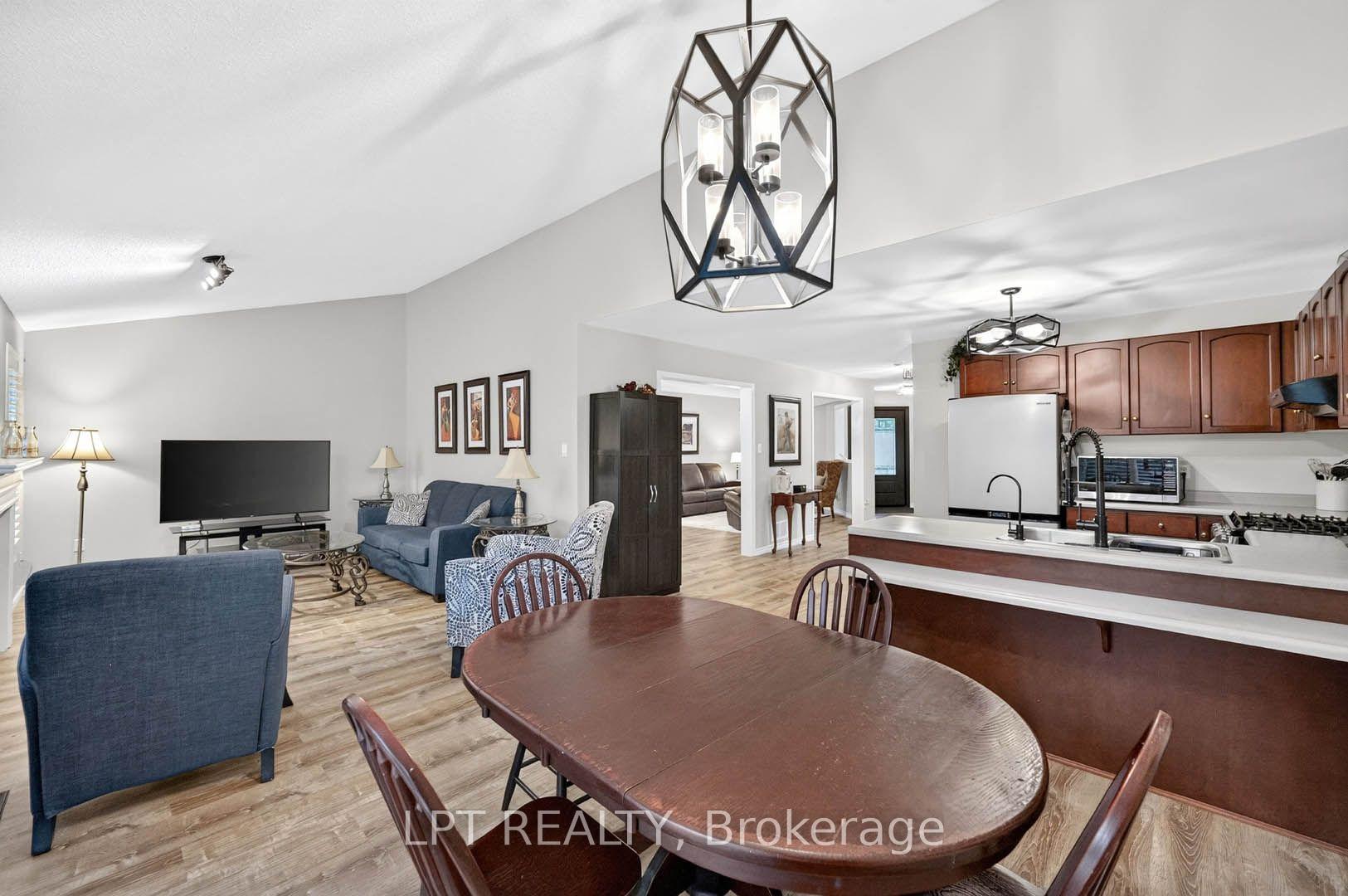 Photo 21 of 43 Liam Drive, Hamilton, Ancaster — HOMEH