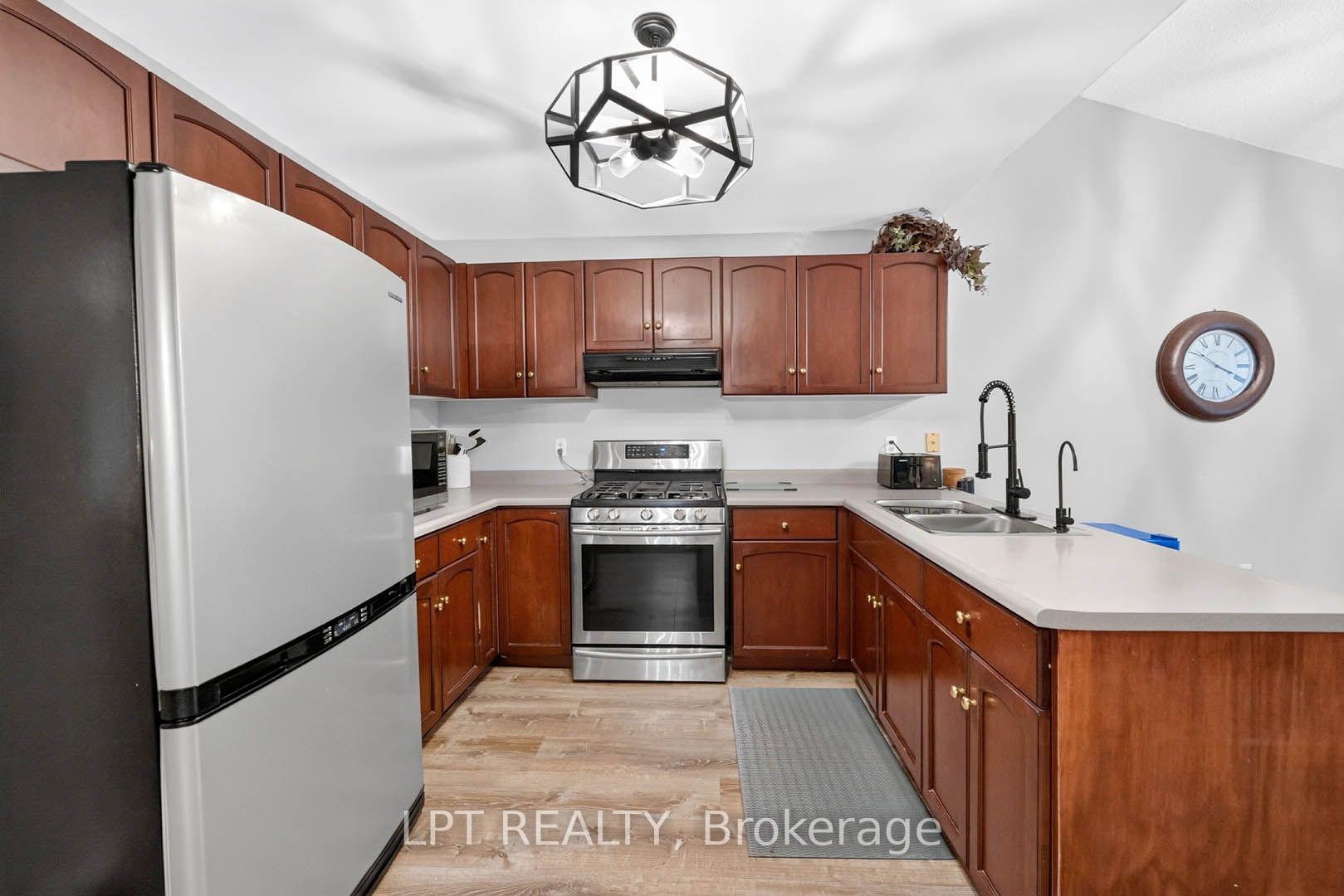 Photo 23 of 43 Liam Drive, Hamilton, Ancaster — HOMEH