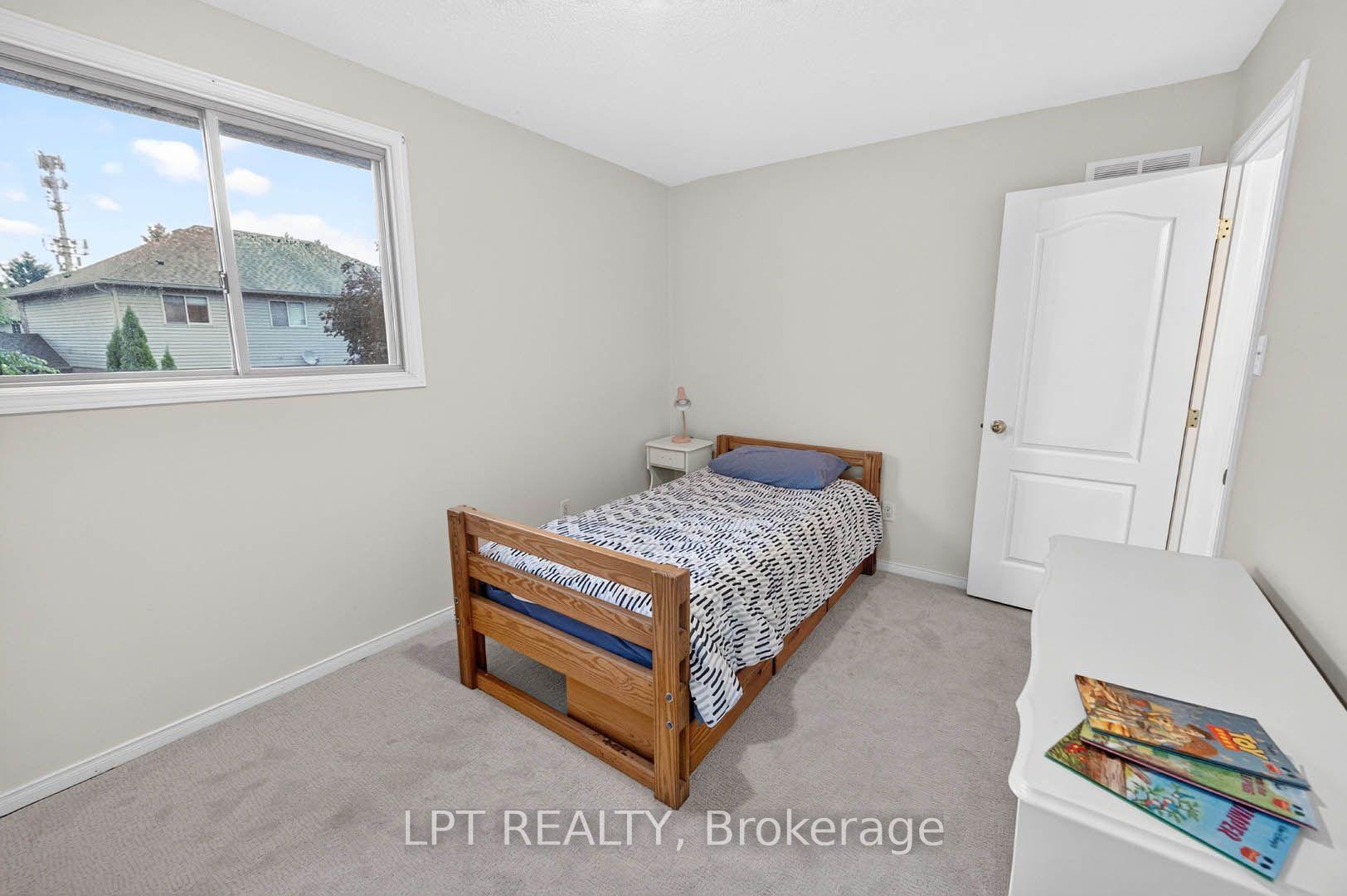 Photo 33 of 43 Liam Drive, Hamilton, Ancaster — HOMEH