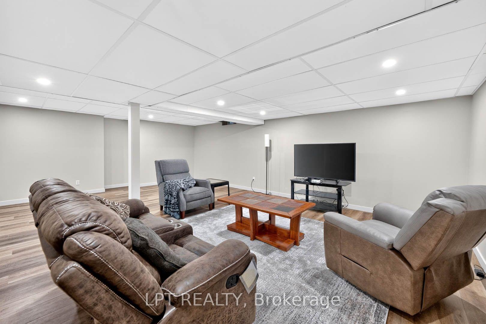 Photo 37 of 43 Liam Drive, Hamilton, Ancaster — HOMEH