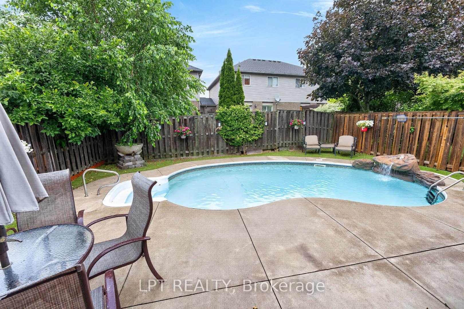 Photo 41 of 43 Liam Drive, Hamilton, Ancaster — HOMEH