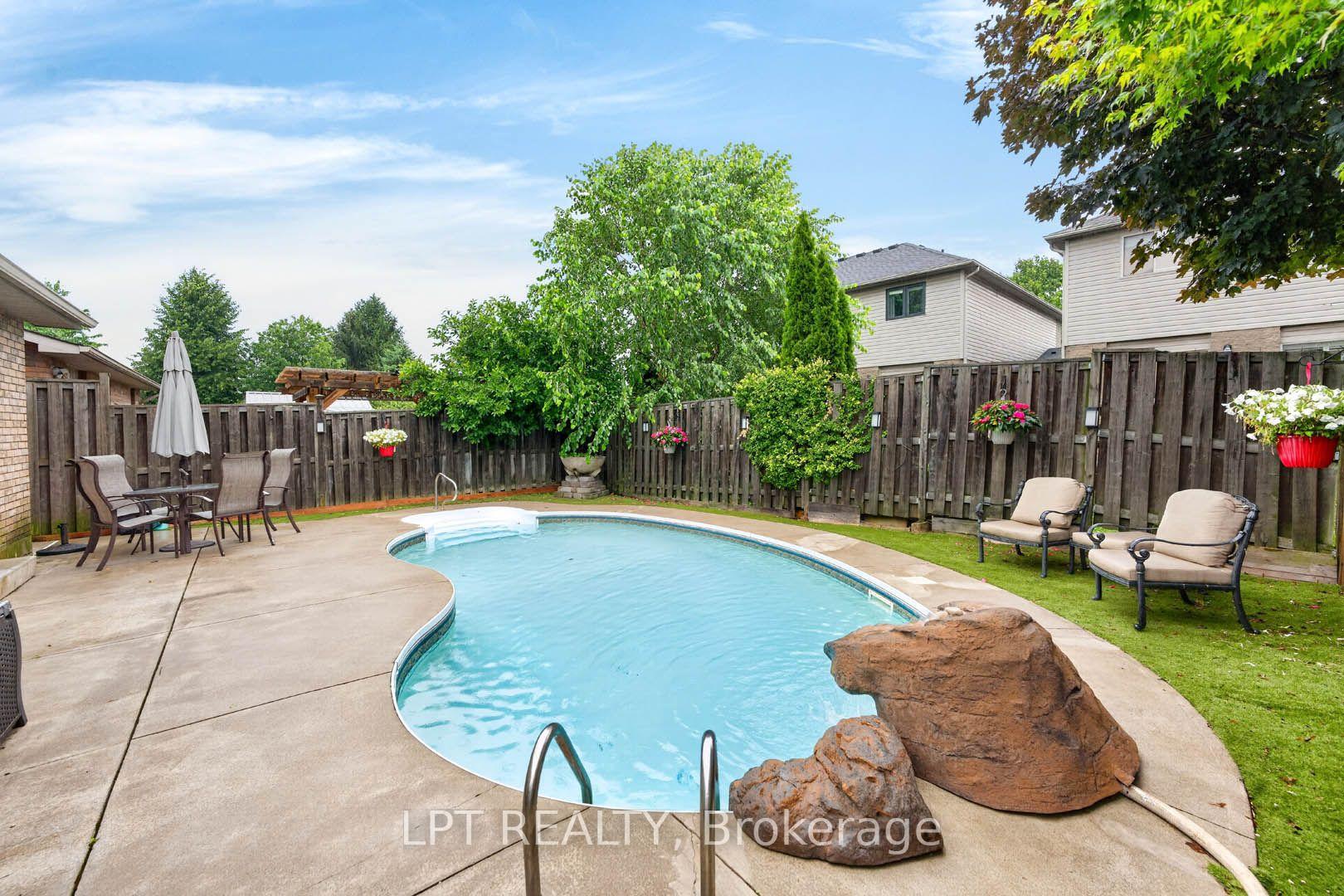 Photo 43 of 43 Liam Drive, Hamilton, Ancaster — HOMEH