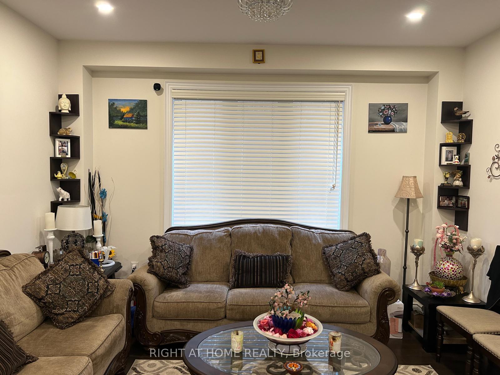 Photo 4 of 33 Abercrombie Crescent, Brampton, Northwest Brampton — HOMEH