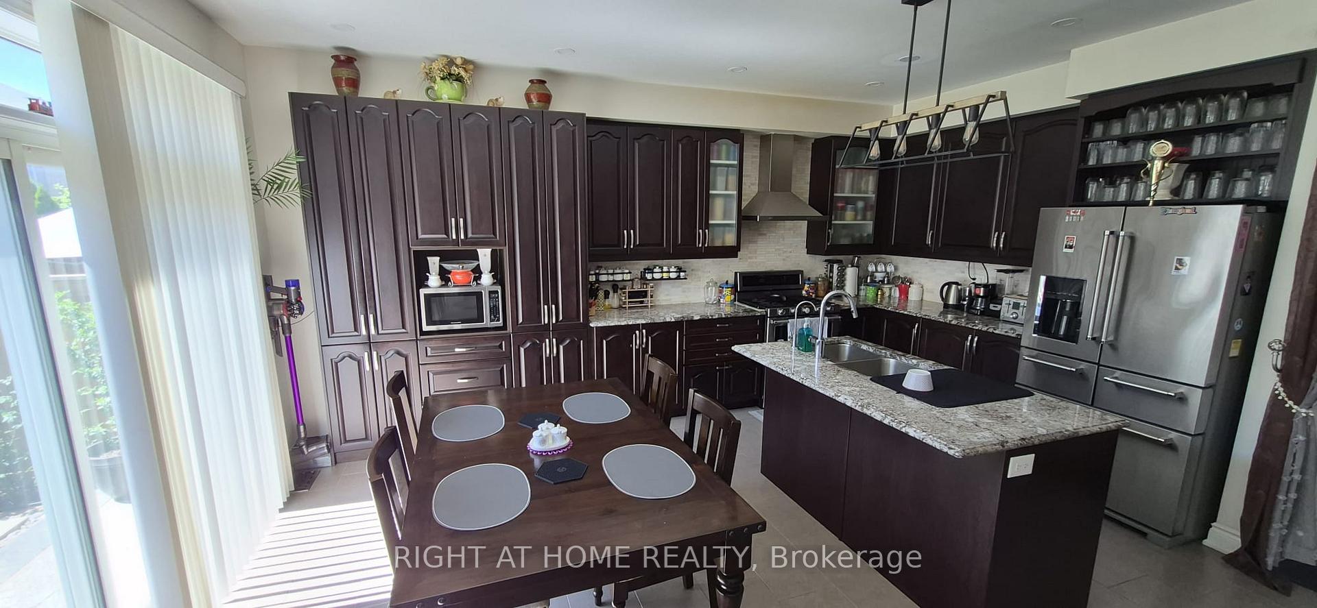 Photo 5 of 33 Abercrombie Crescent, Brampton, Northwest Brampton — HOMEH